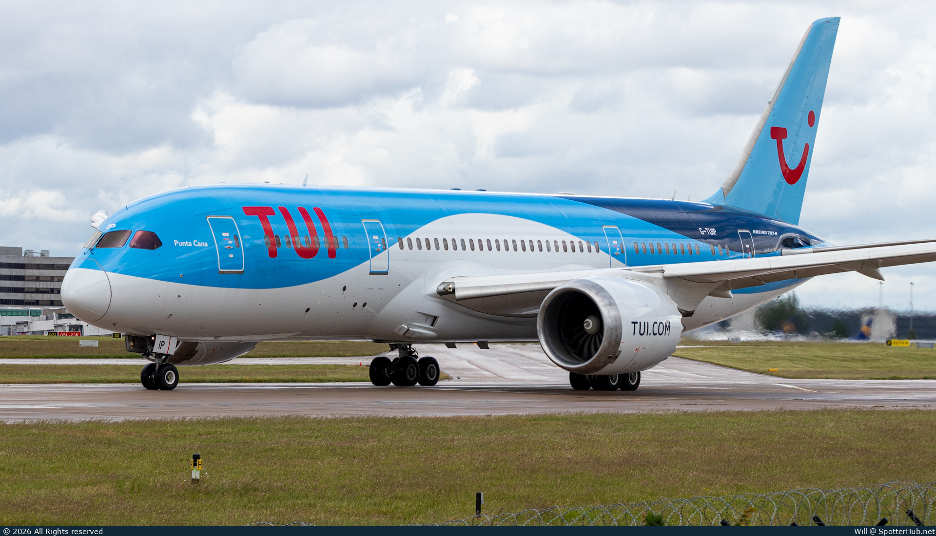 Photo of G-TUIP - Boeing 787-8 Dreamliner operated by TUI Airways