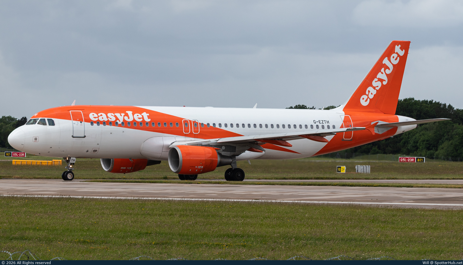 Photo of G-EZTH - Airbus A320-214 operated by easyJet