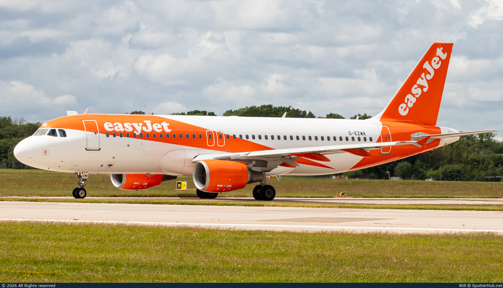 Photo of G-EZWA - Airbus A320-214 operated by easyJet