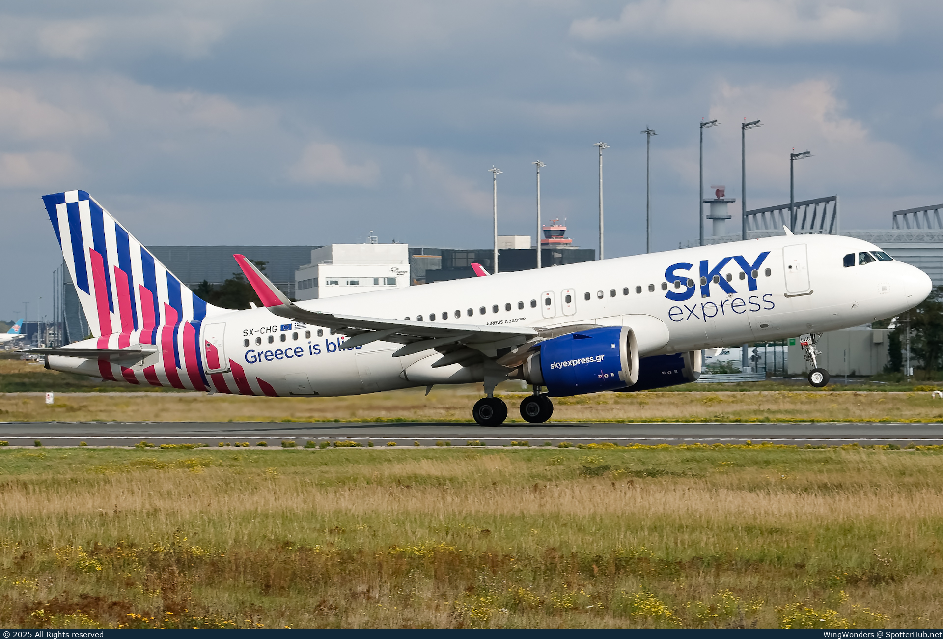 Photo of SX-CHG - Airbus A320-251N operated by Sky Express