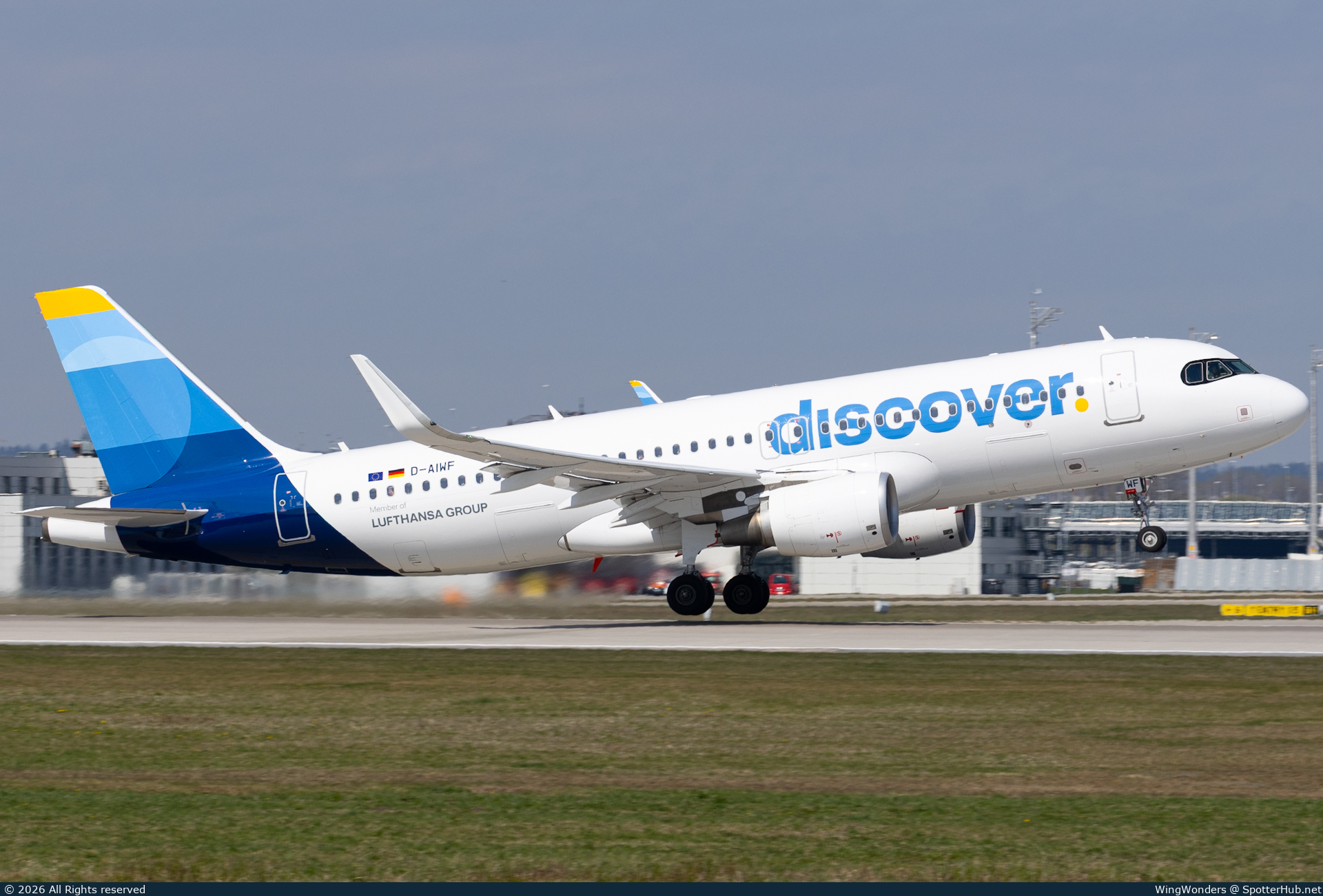 Photo of D-AIWF - Airbus A320-214 operated by Discover Airlines