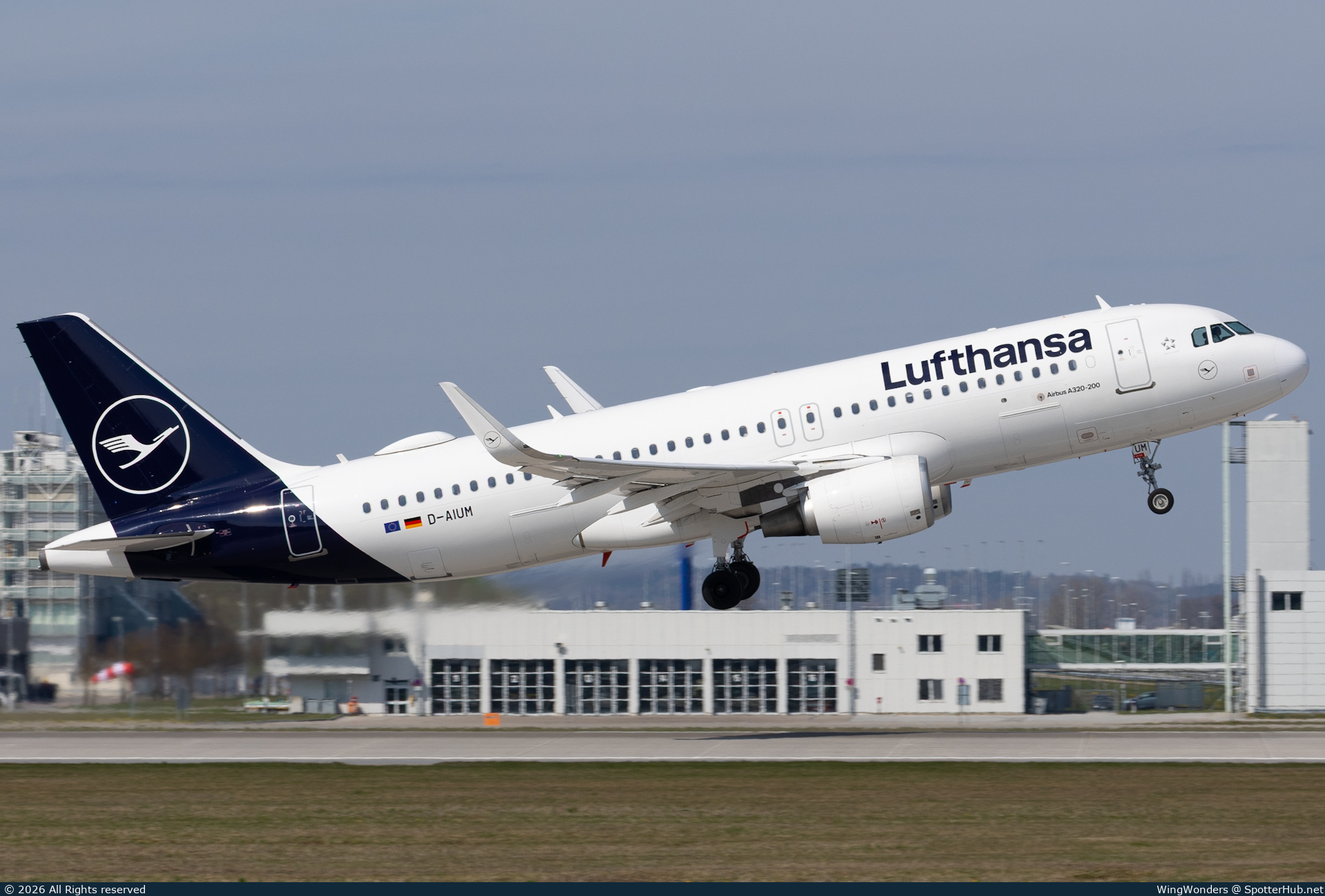 Photo of D-AIUM - Airbus A320-214 operated by Lufthansa