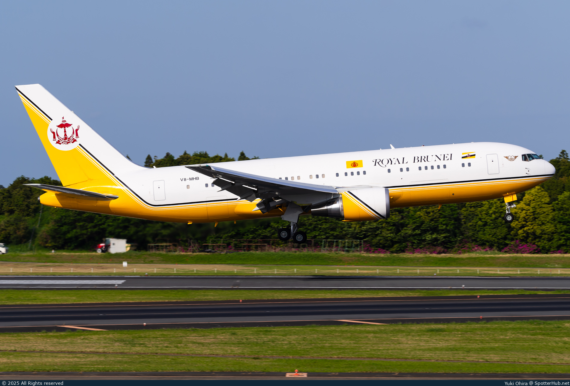Photo of V8-MHB - Boeing 767-27G(ER) operated by Brunei Royal Flight