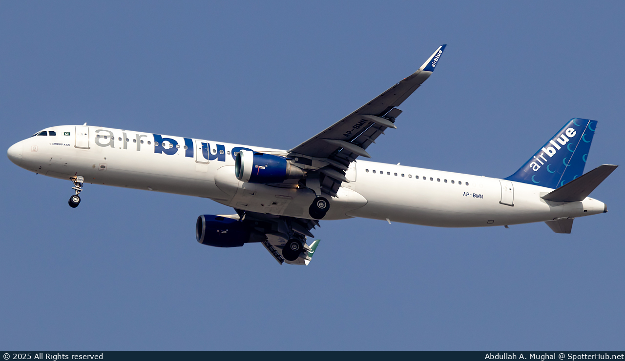 Photo of AP-BMN - Airbus A321-211 operated by Airblue