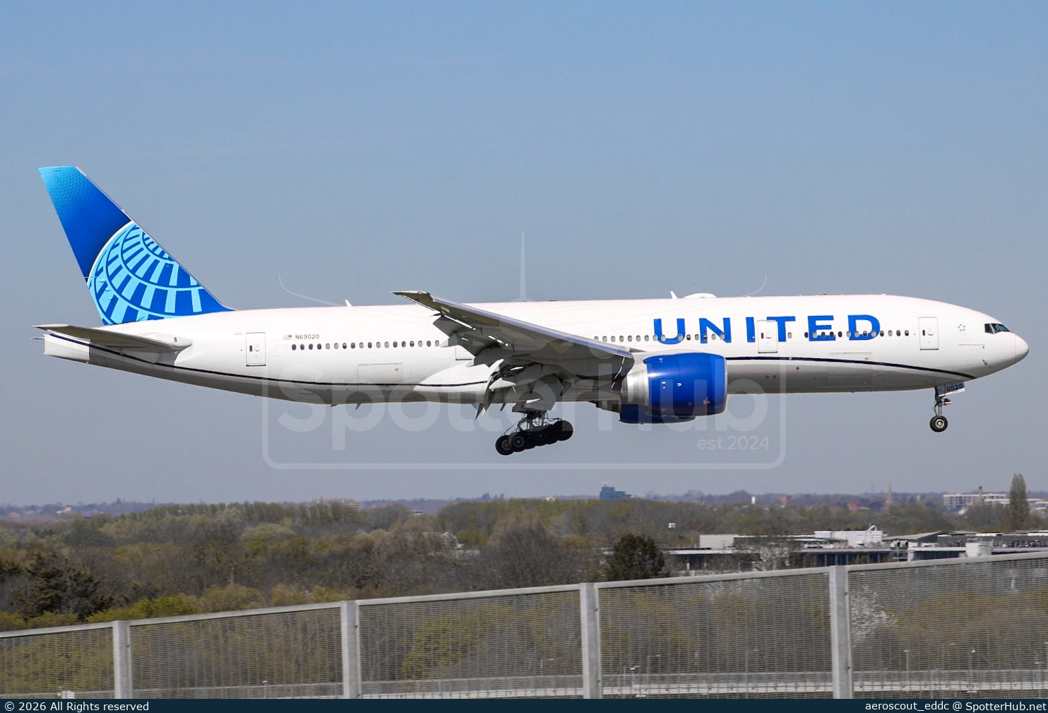 Photo of N69020 - Boeing 777-224(ER) operated by United Airlines