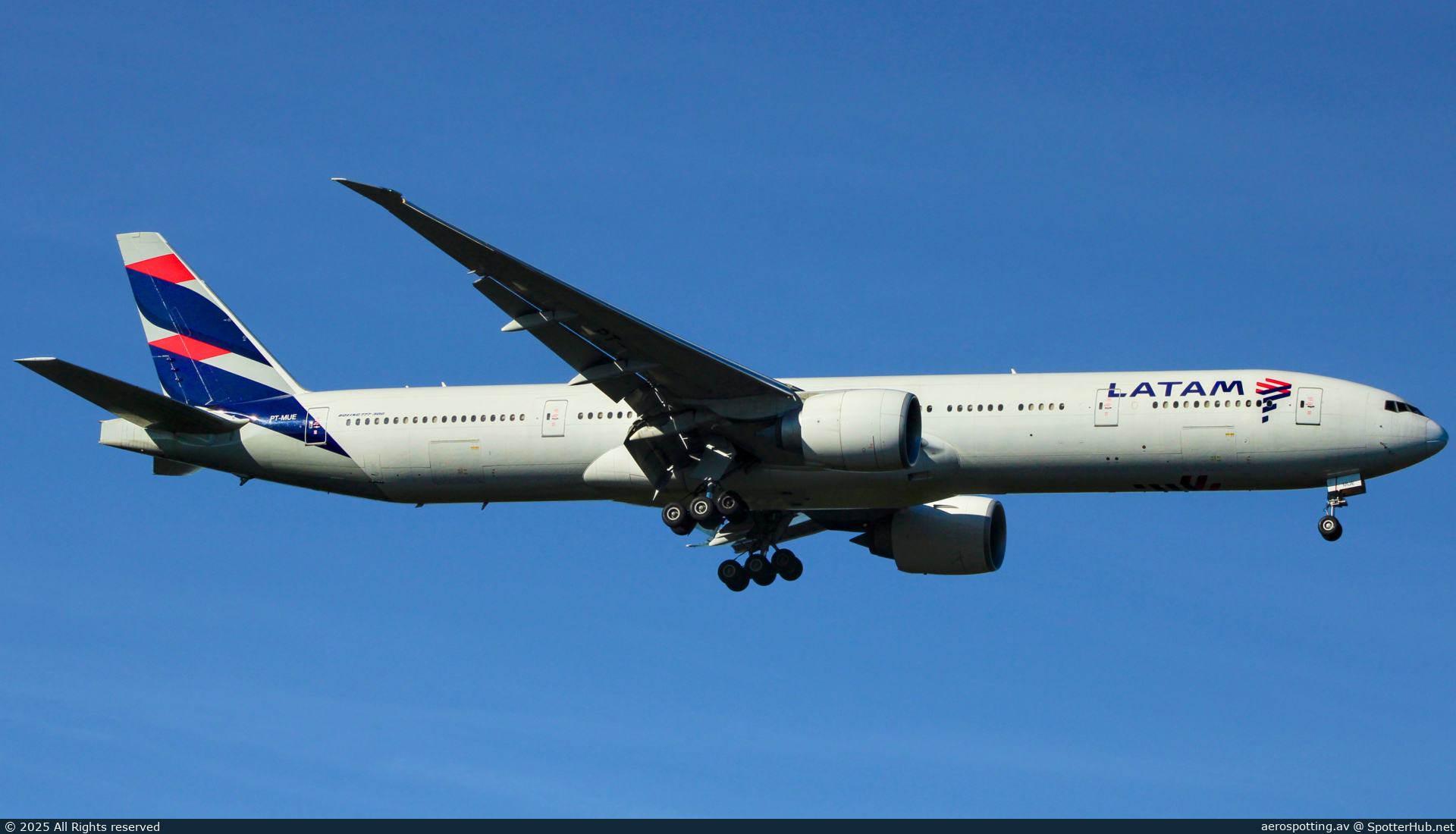 Photo of PT-MUE - Boeing 777-32W(ER) operated by LATAM Airlines Brasil