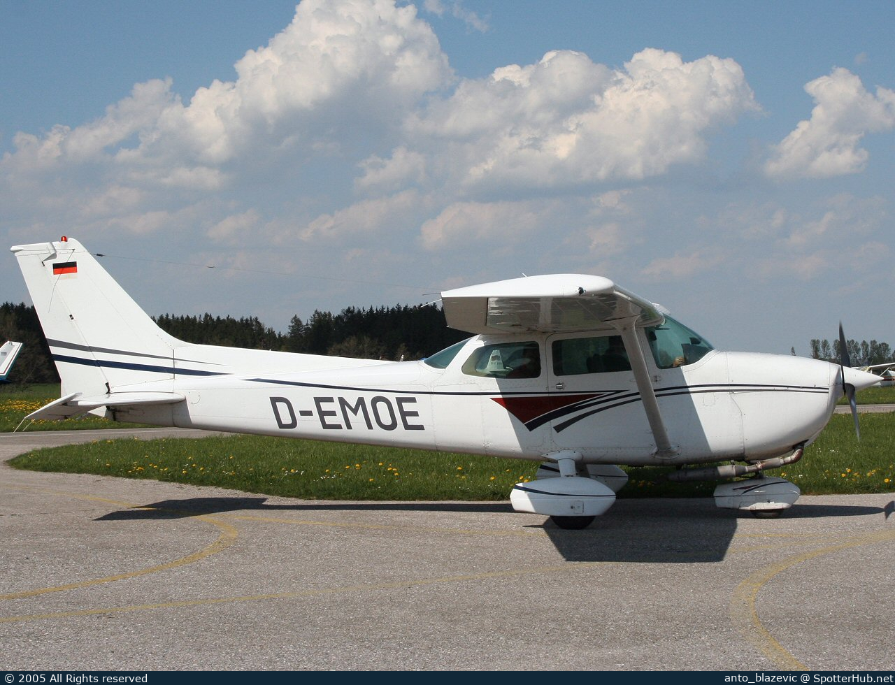Photo of D-EMOE - Reims-Cessna F172N Skyhawk II operated by AIR CHARTER Luftfahrt GmbH