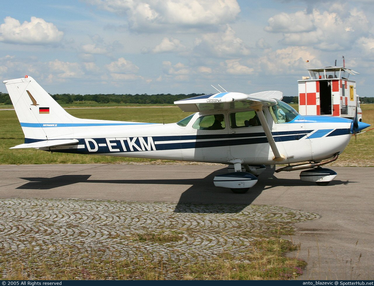 Photo of D-ETKM - Cessna 172N Skyhawk II operated by Private