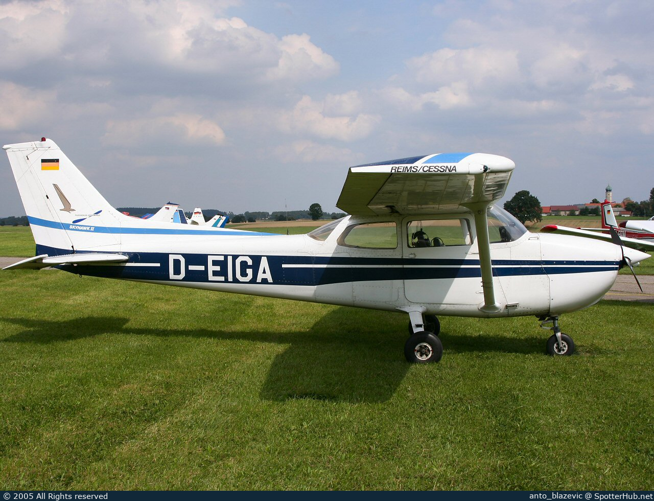 Photo of D-EIGA - Reims-Cessna F172N Skyhawk II operated by Air Munich Aviation - Flugschule Jesenwang