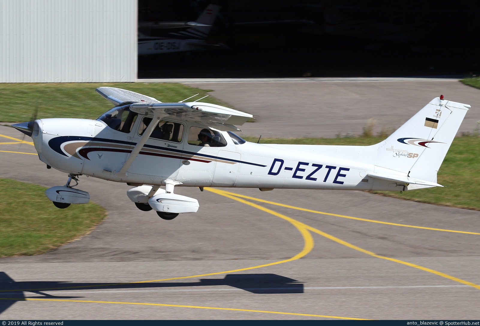 Photo of D-EZTE - Cessna 172S Skyhawk SP operated by Air Munich Aviation - Flugschule Jesenwang