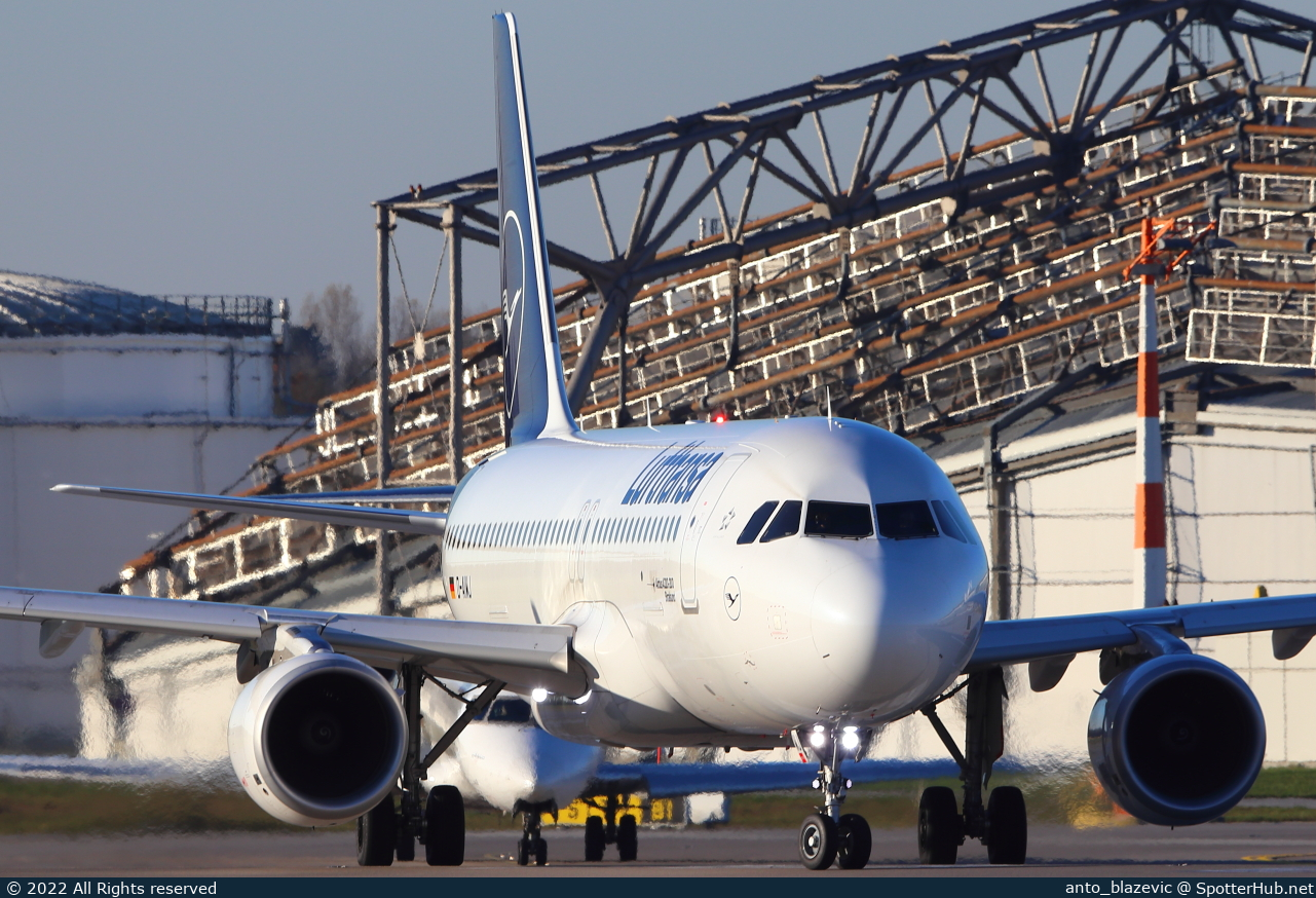 Photo of D-AIWJ - Airbus A320-214 operated by Lufthansa
