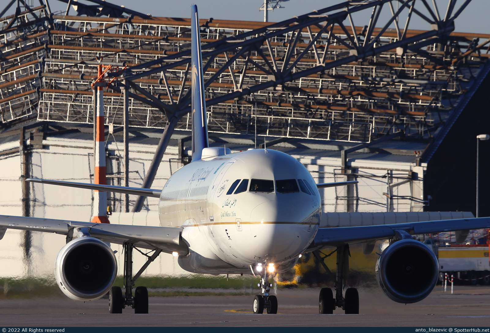 Photo of HZ-ASE - Airbus A320-214 operated by Saudia