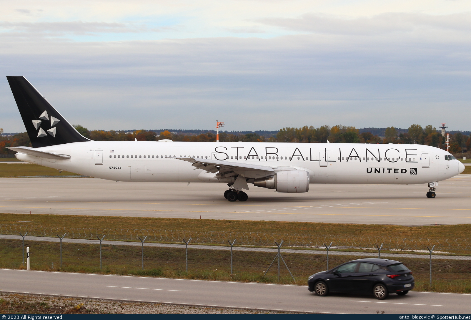Photo of N76055 - Boeing 767-424(ER) operated by United Airlines