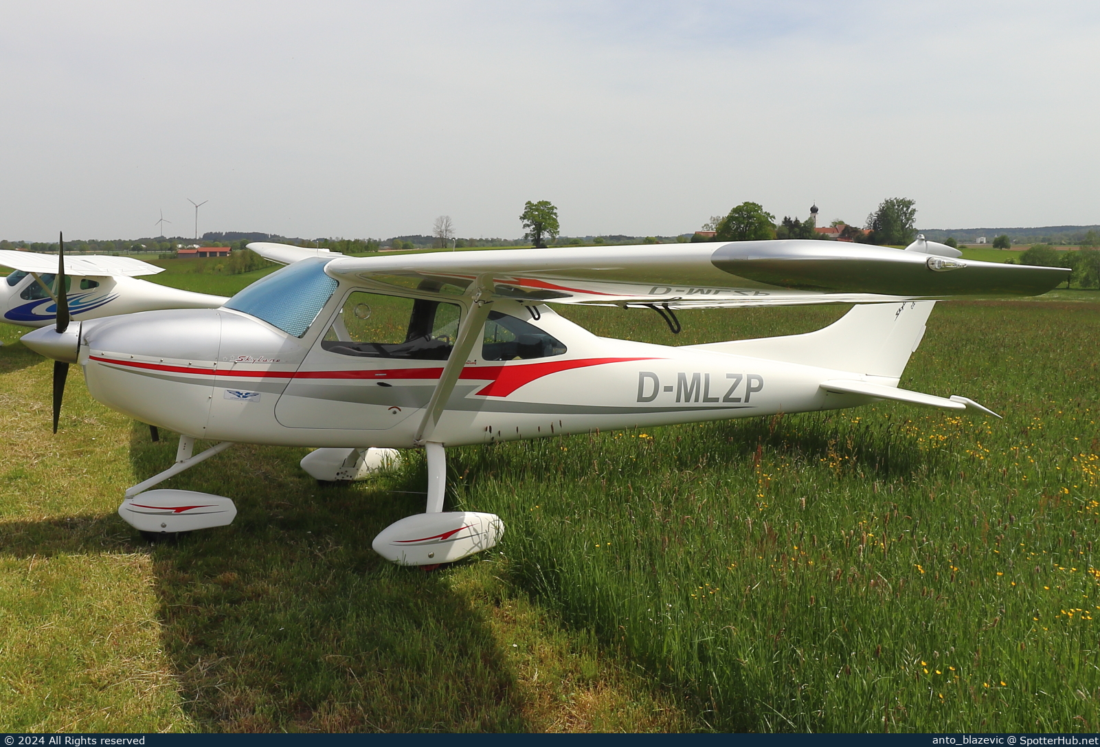 Photo of D-MLZP - AirLony Skylane operated by Private