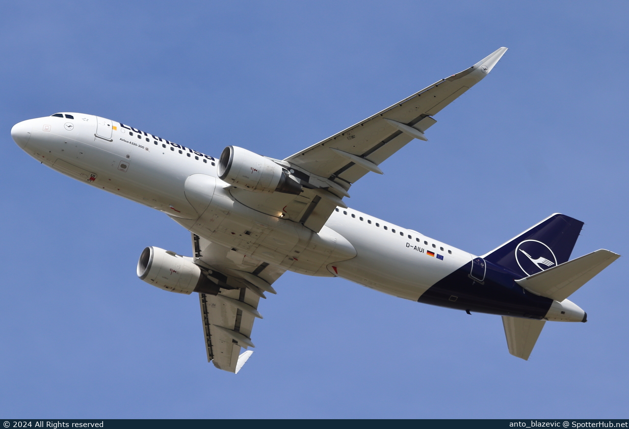 Photo of D-AIUI - Airbus A320-214 operated by Lufthansa