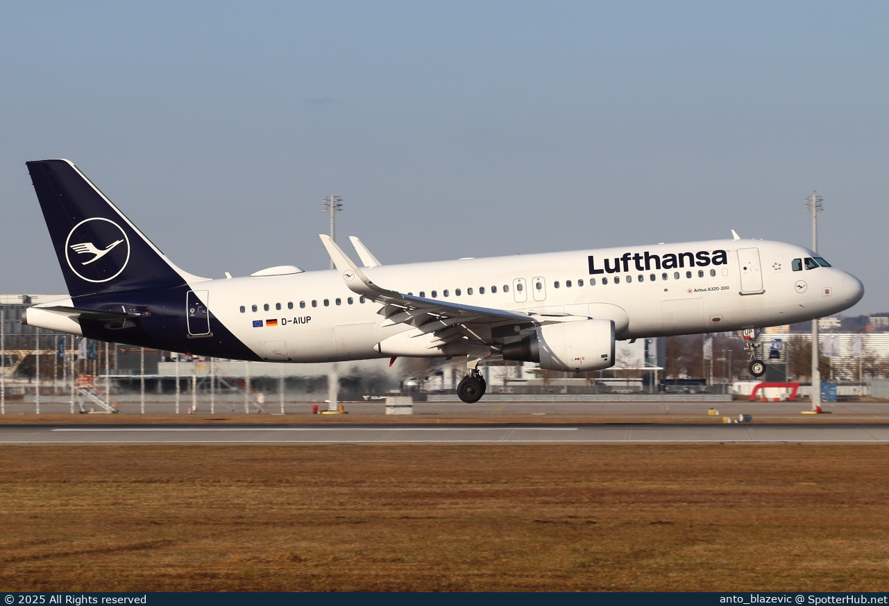 Photo of D-AIUP - Airbus A320-214 operated by Lufthansa