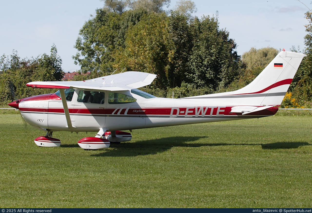 Photo of D-EWTE - Cessna 182Q Skylane operated by Fliegergruppe Traunstein