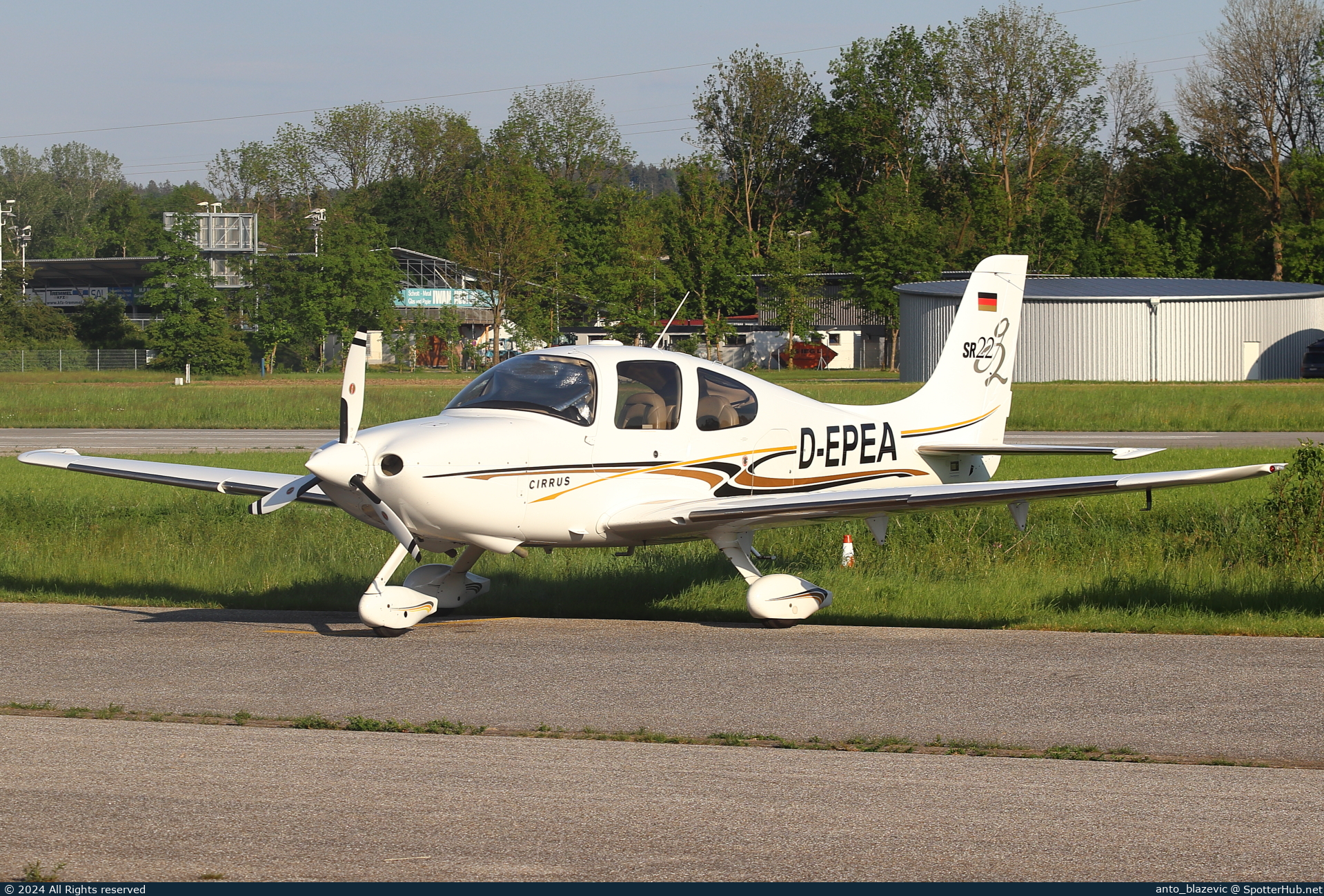Photo of D-EPEA - Cirrus SR22 G2 operated by Private