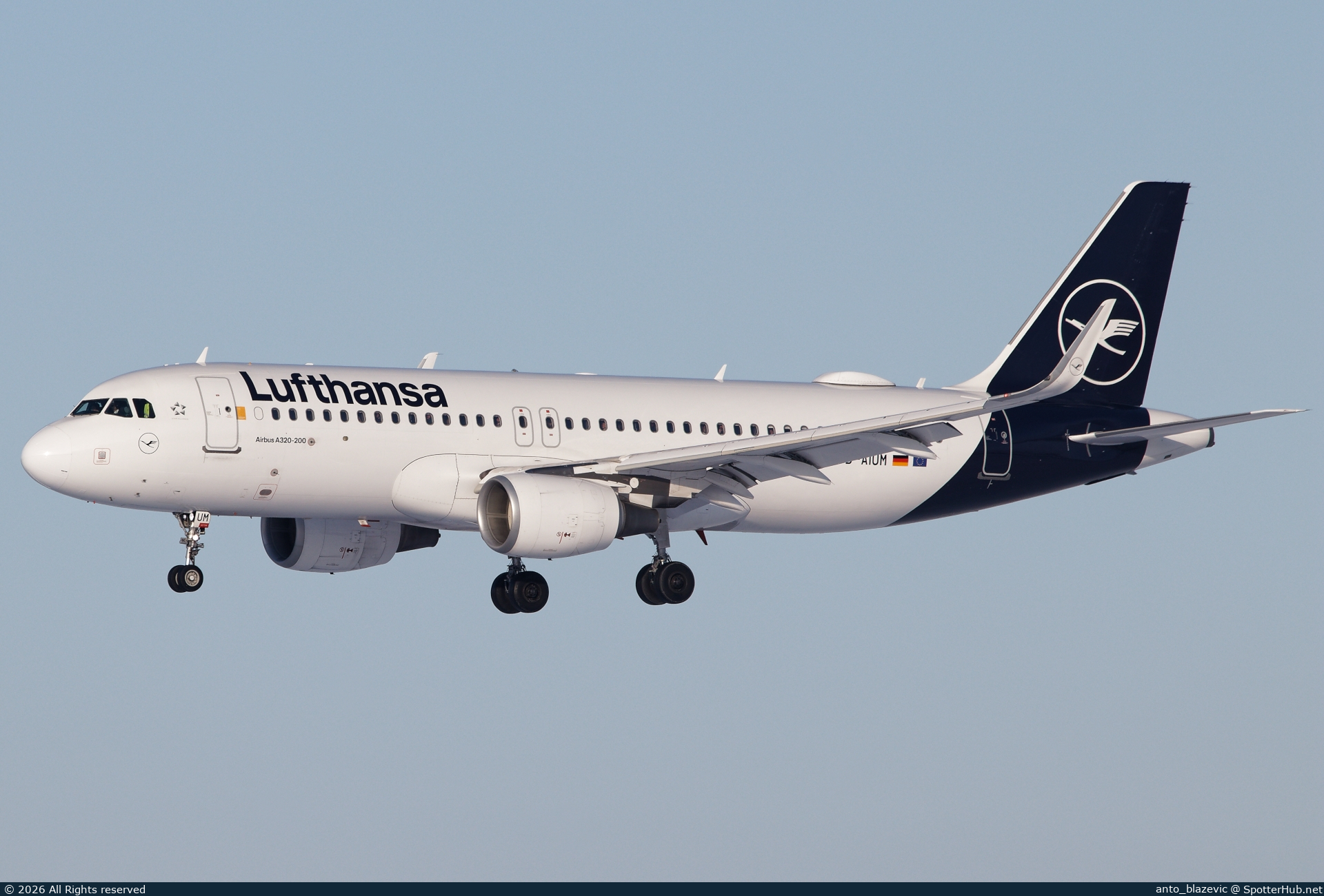 Photo of D-AIUM - Airbus A320-214 operated by Lufthansa