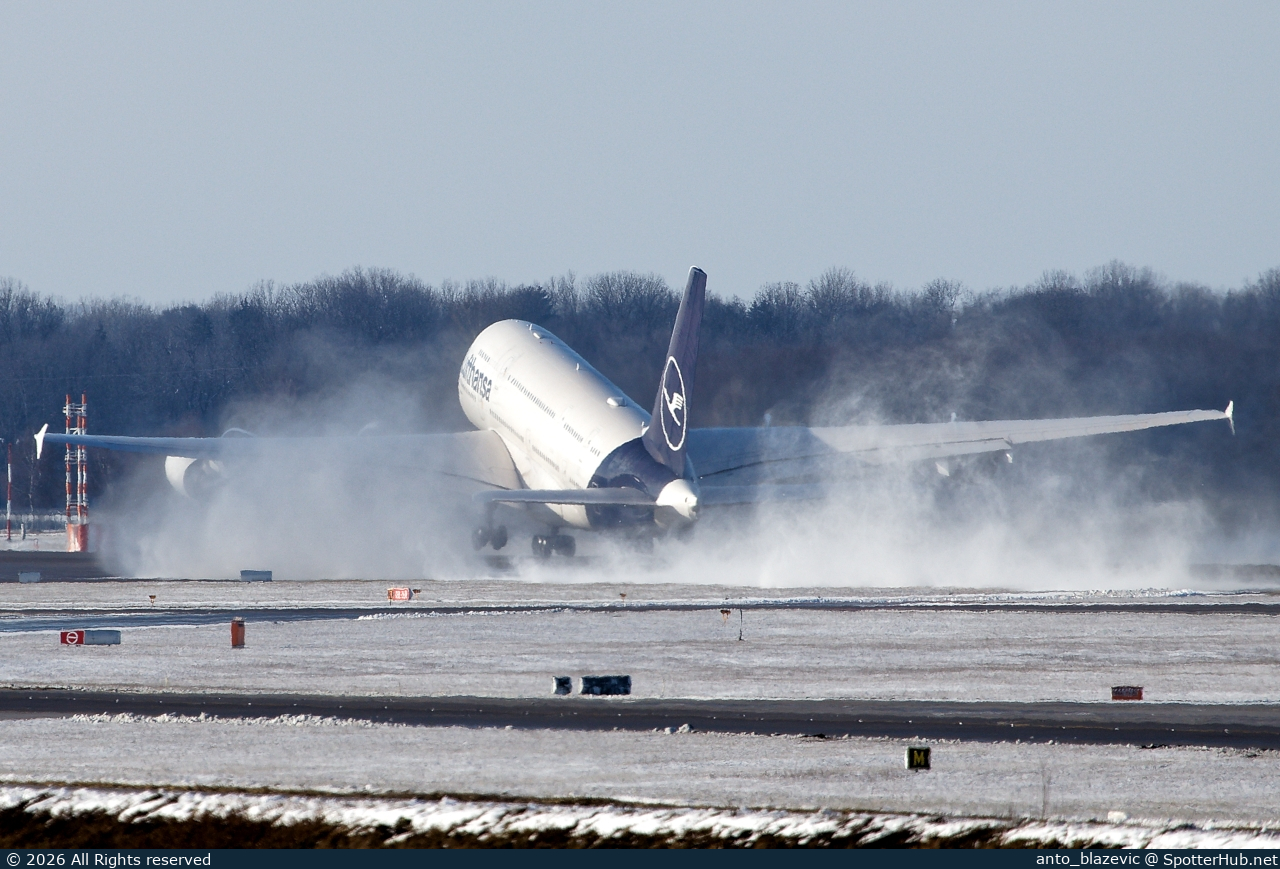 Photo of D-AIMC - Airbus A380-841 operated by Lufthansa