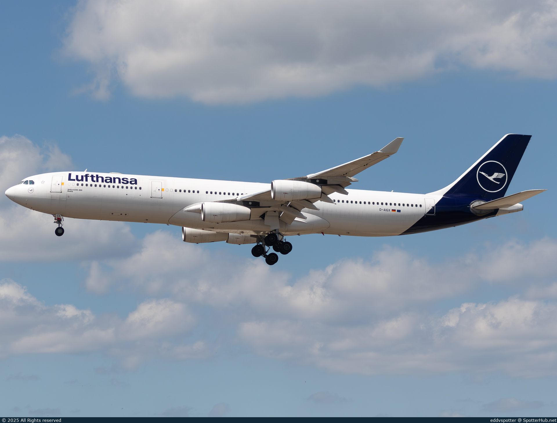 Photo of D-AIGX - Airbus A340-313 operated by Lufthansa