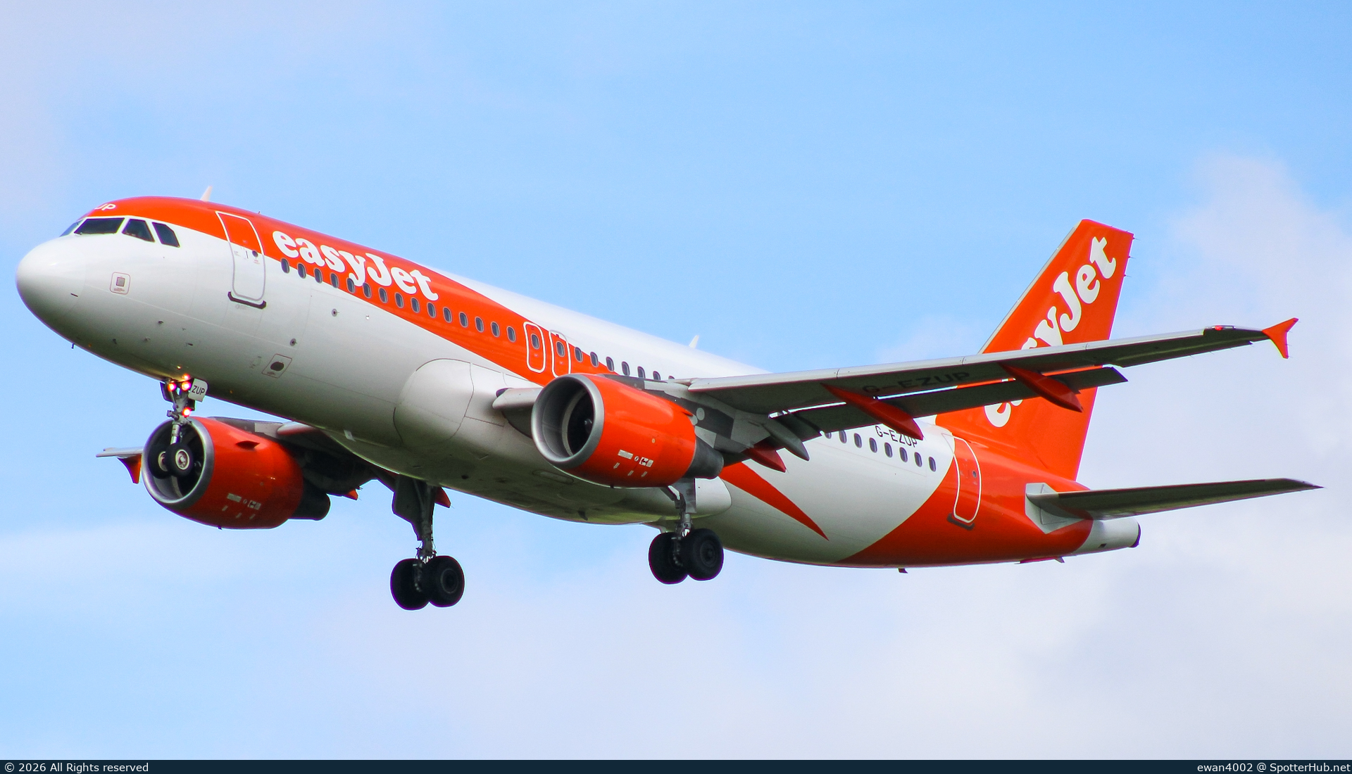 Photo of G-EZUP - Airbus A320-214 operated by easyJet