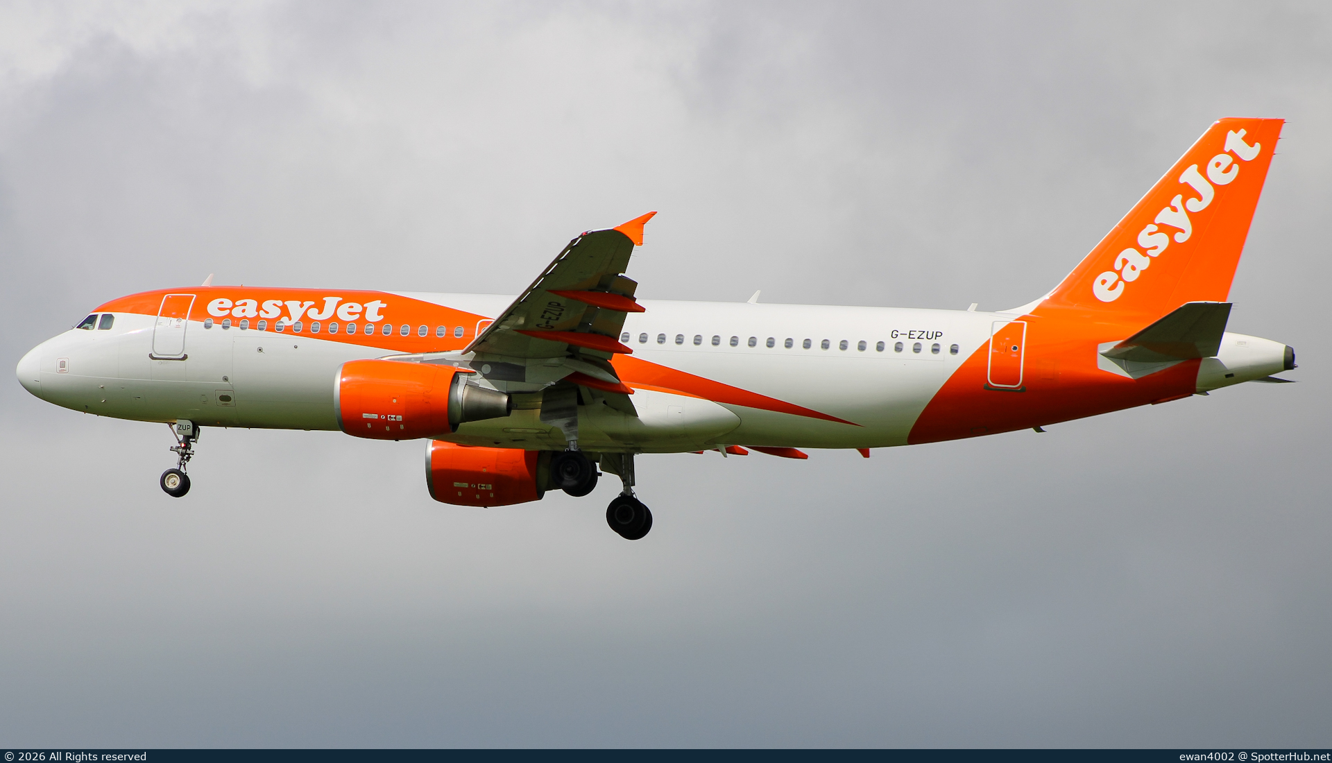 Photo of G-EZUP - Airbus A320-214 operated by easyJet