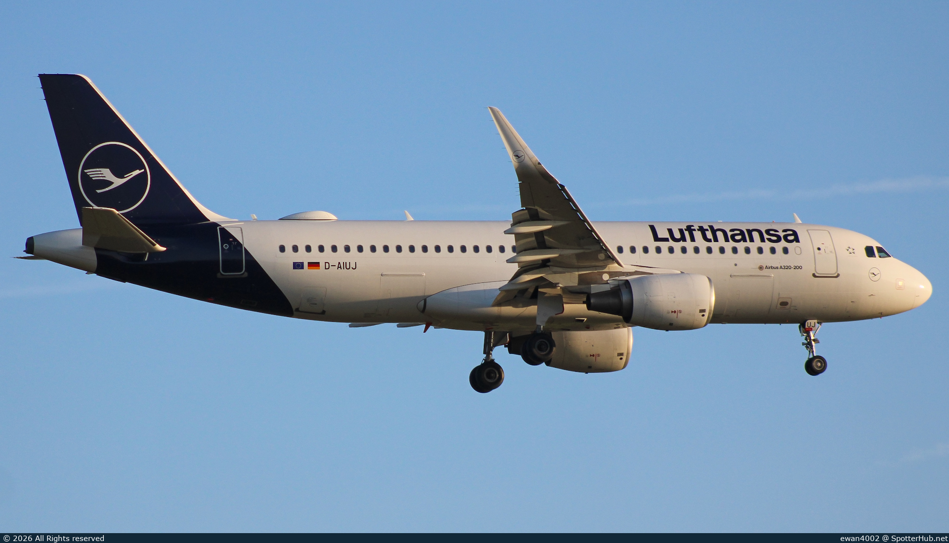 Photo of D-AIUJ - Airbus A320-214 operated by Lufthansa