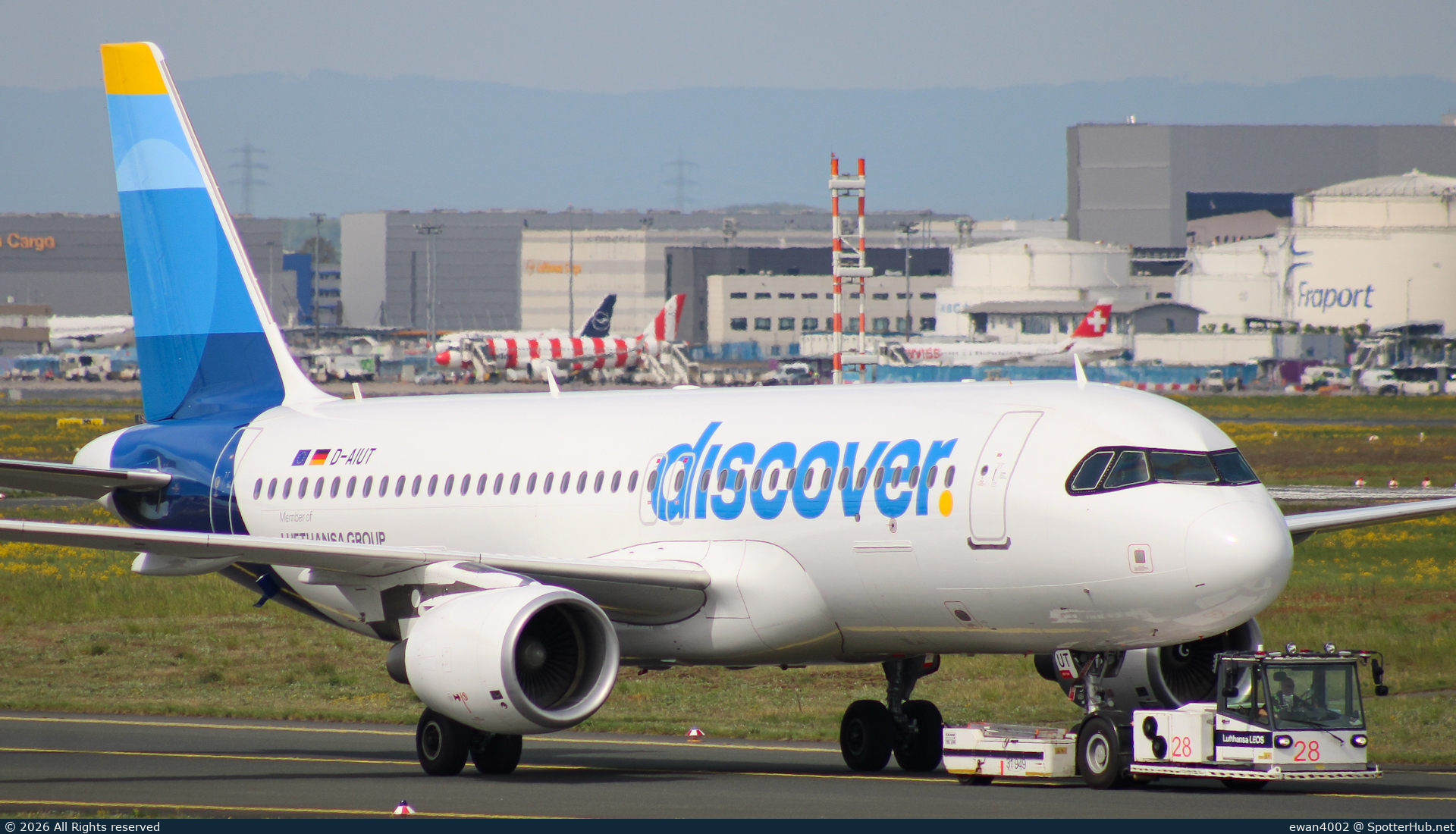 Photo of D-AIUT - Airbus A320-214 operated by Discover Airlines