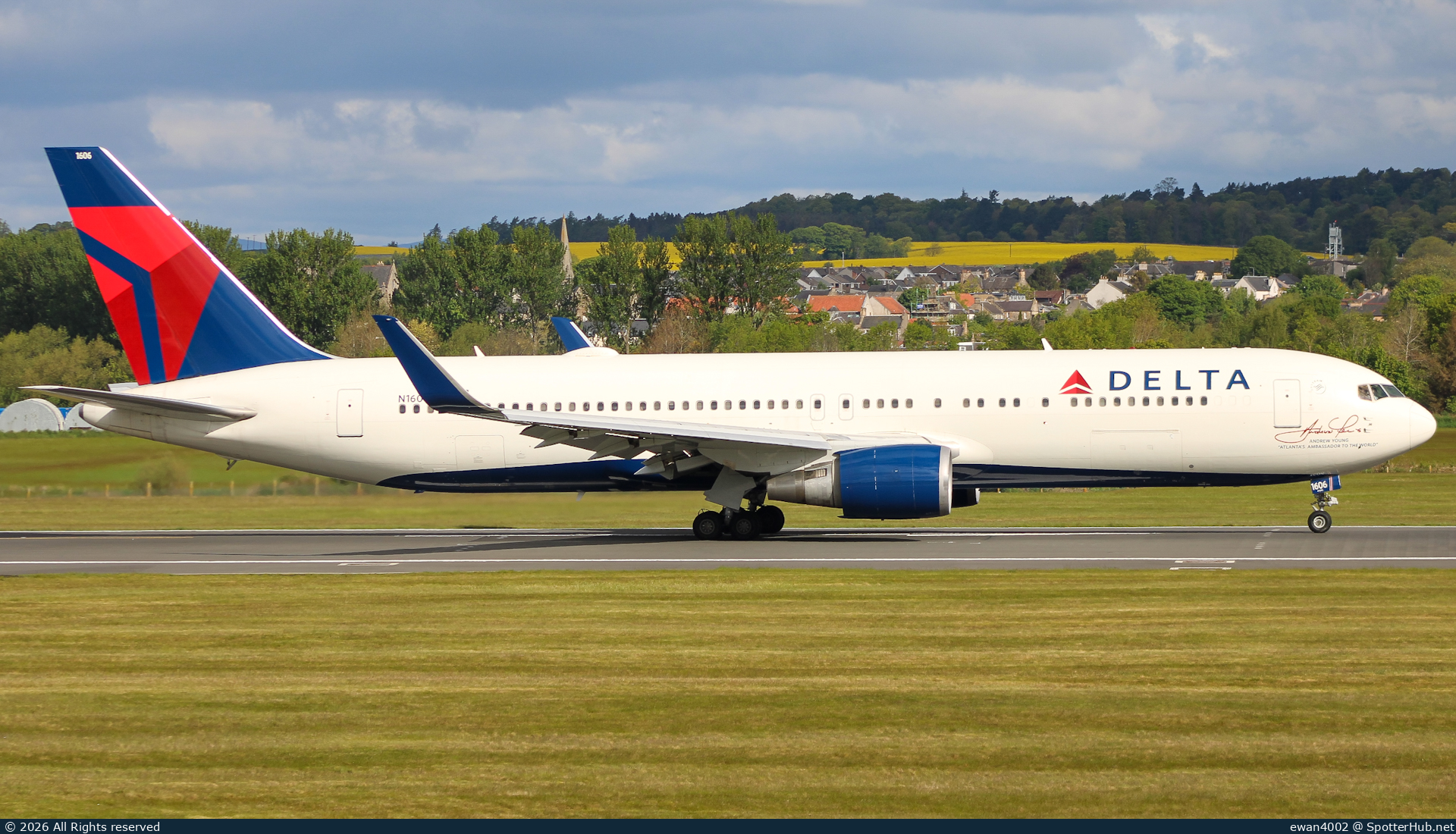 Photo of N16065 - Boeing 767-332(ER) operated by Delta Air Lines