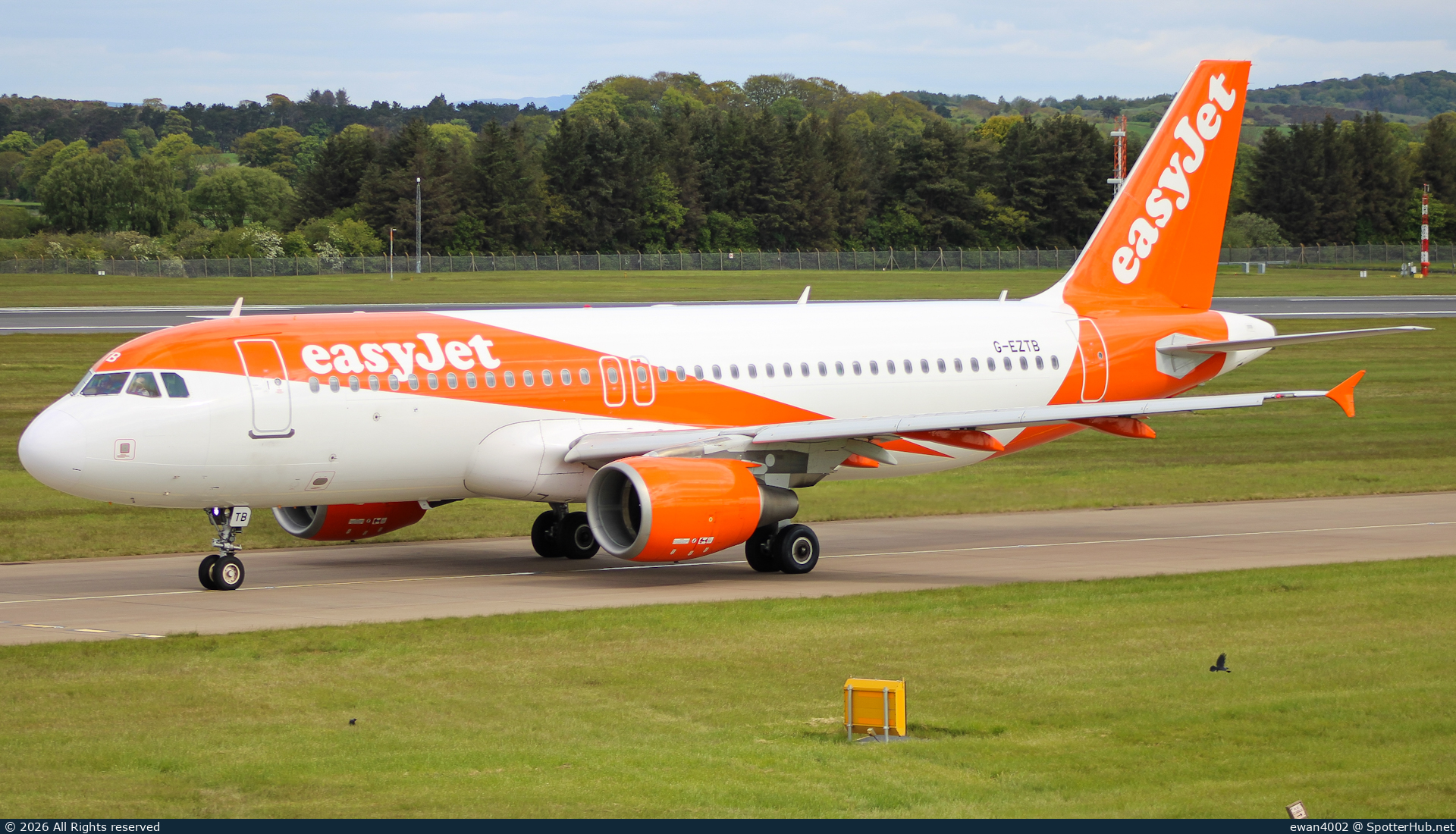 Photo of G-EZTB - Airbus A320-214 operated by easyJet