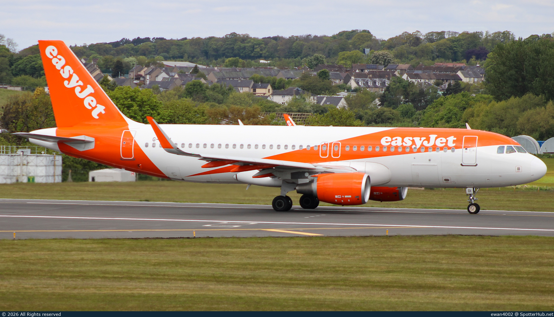 Photo of G-EZOI - Airbus A320-214 operated by easyJet
