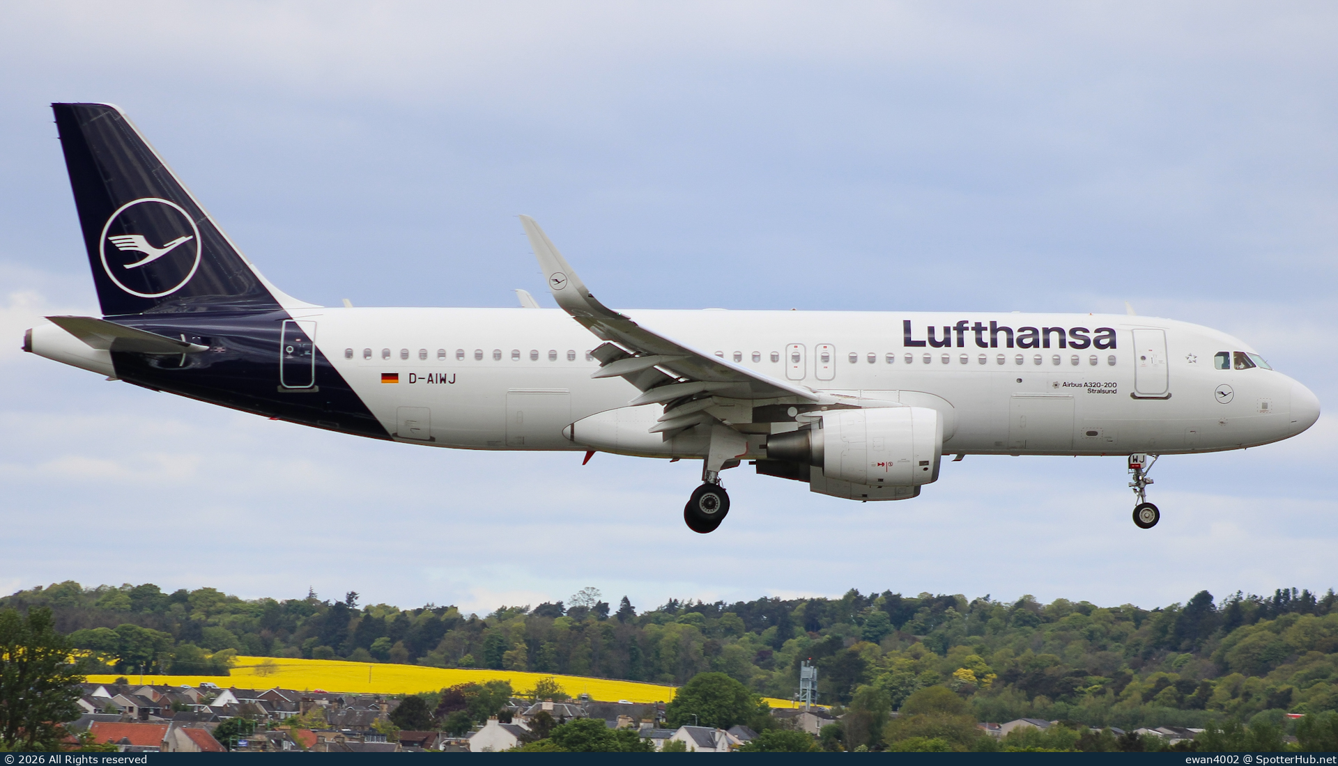 Photo of D-AIWJ - Airbus A320-214 operated by Lufthansa