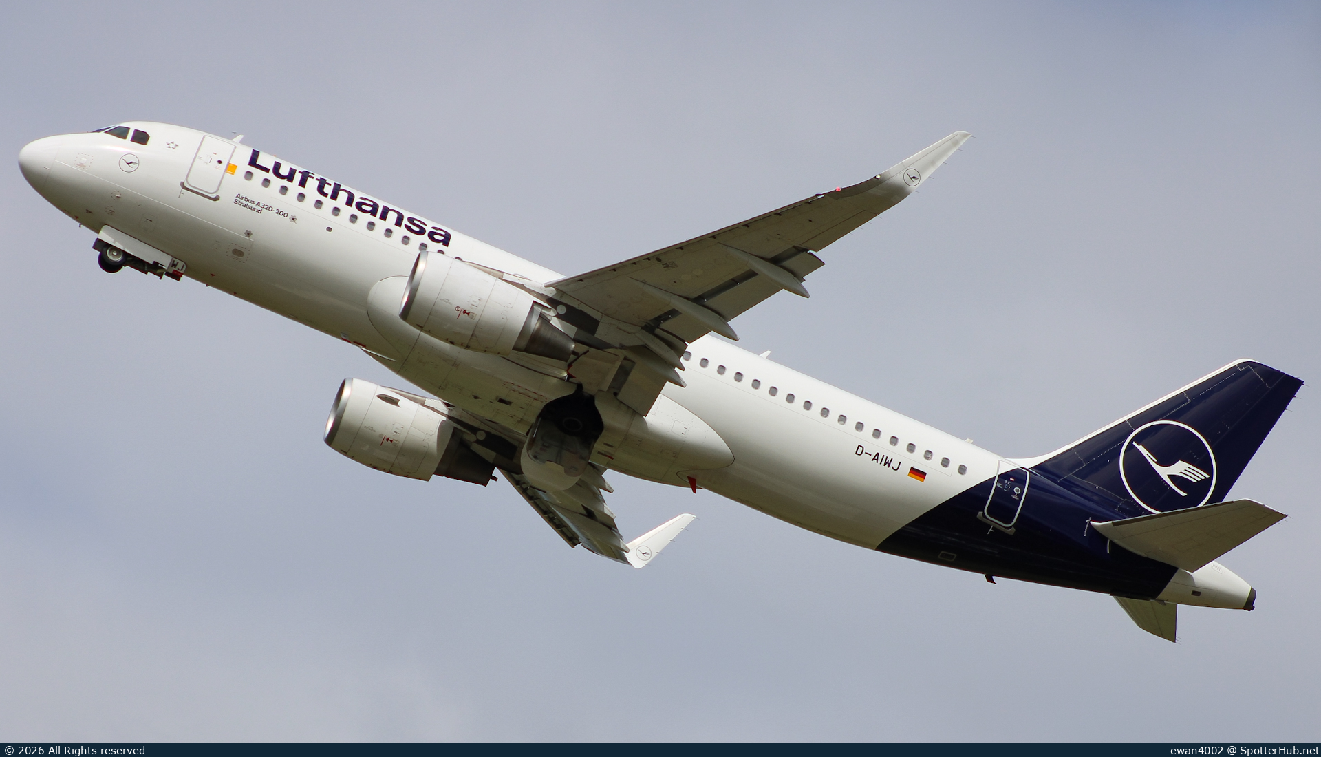 Photo of D-AIWJ - Airbus A320-214 operated by Lufthansa