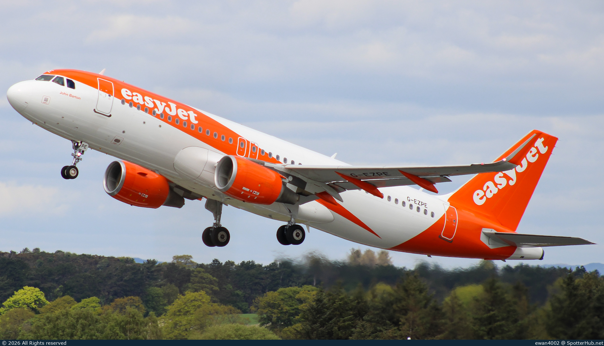 Photo of G-EZPE - Airbus A320-214 operated by easyJet