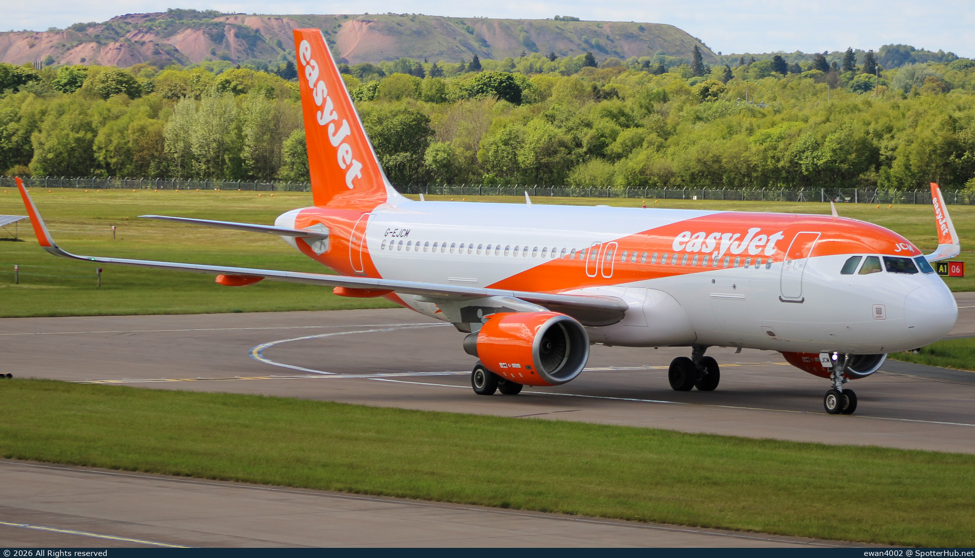 Photo of G-EJCM - Airbus A320-214 operated by easyJet