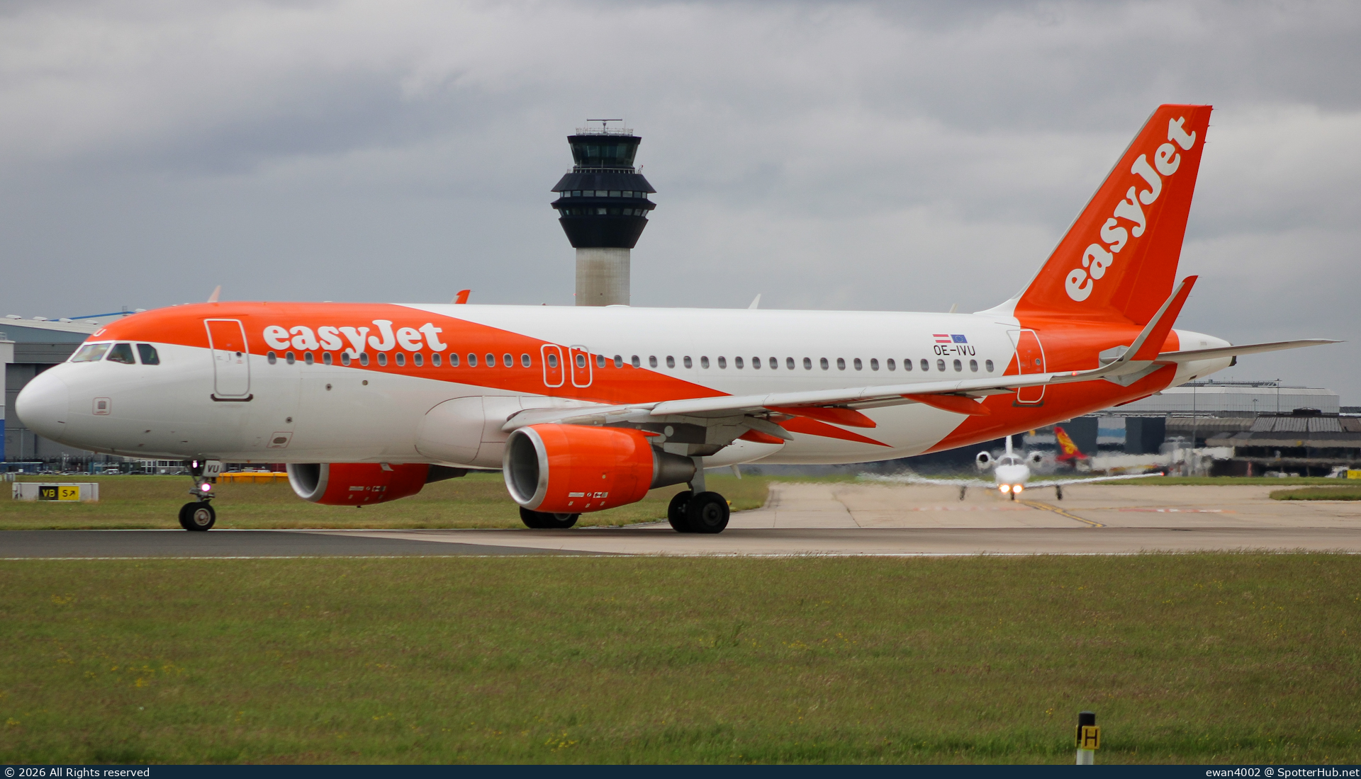 Photo of OE-IVU - Airbus A320-214 operated by easyJet Europe