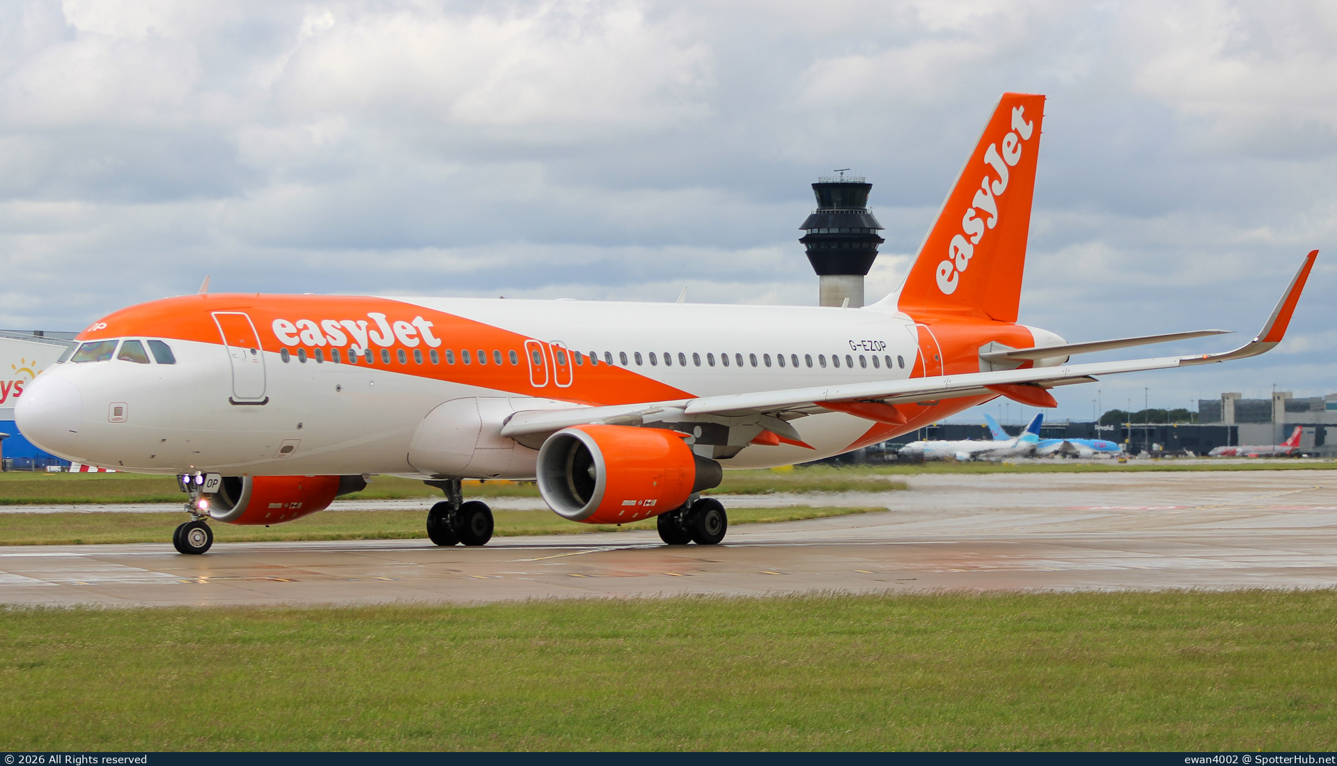 Photo of G-EZOP - Airbus A320-214 operated by easyJet