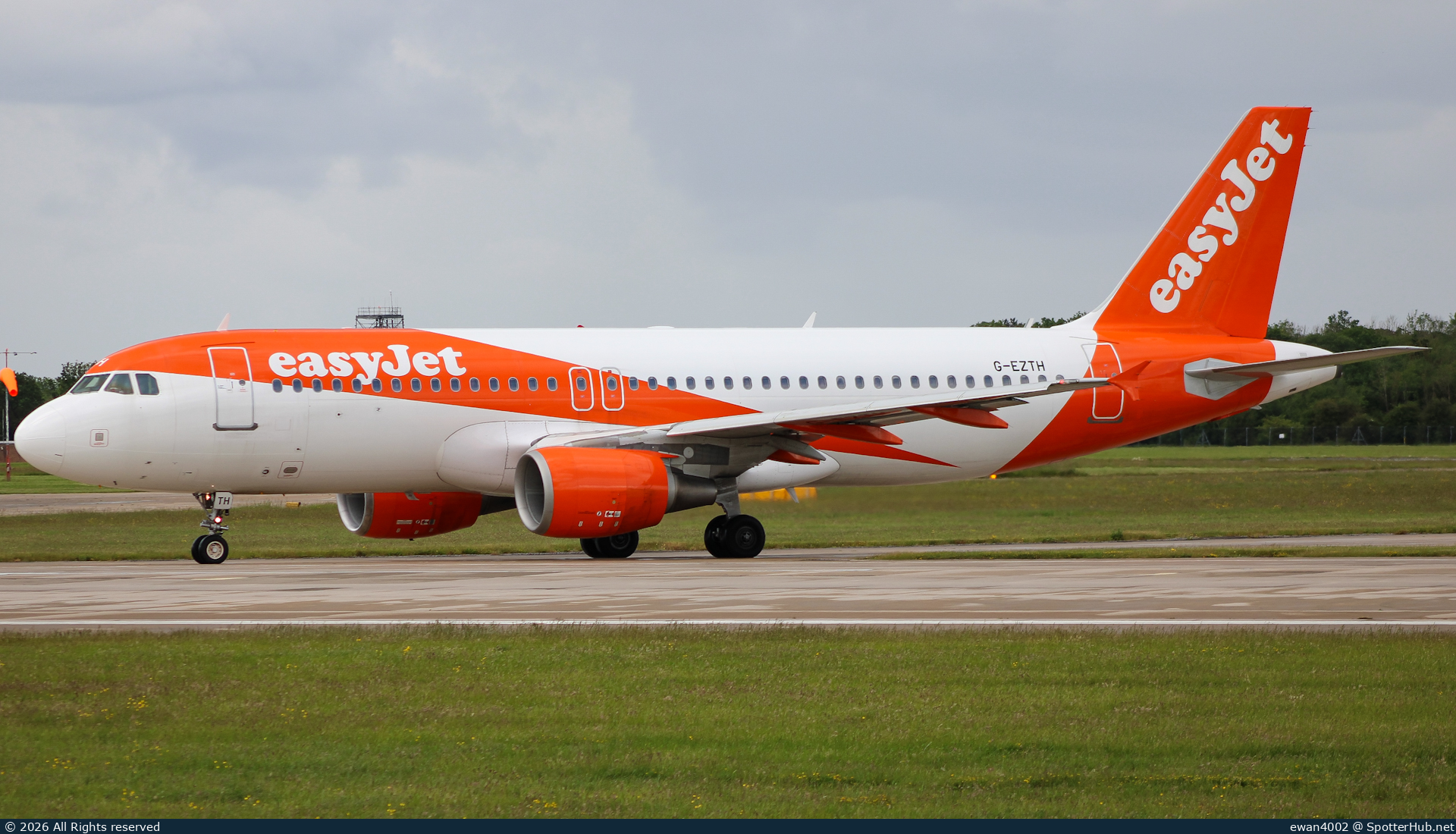 Photo of G-EZTH - Airbus A320-214 operated by easyJet
