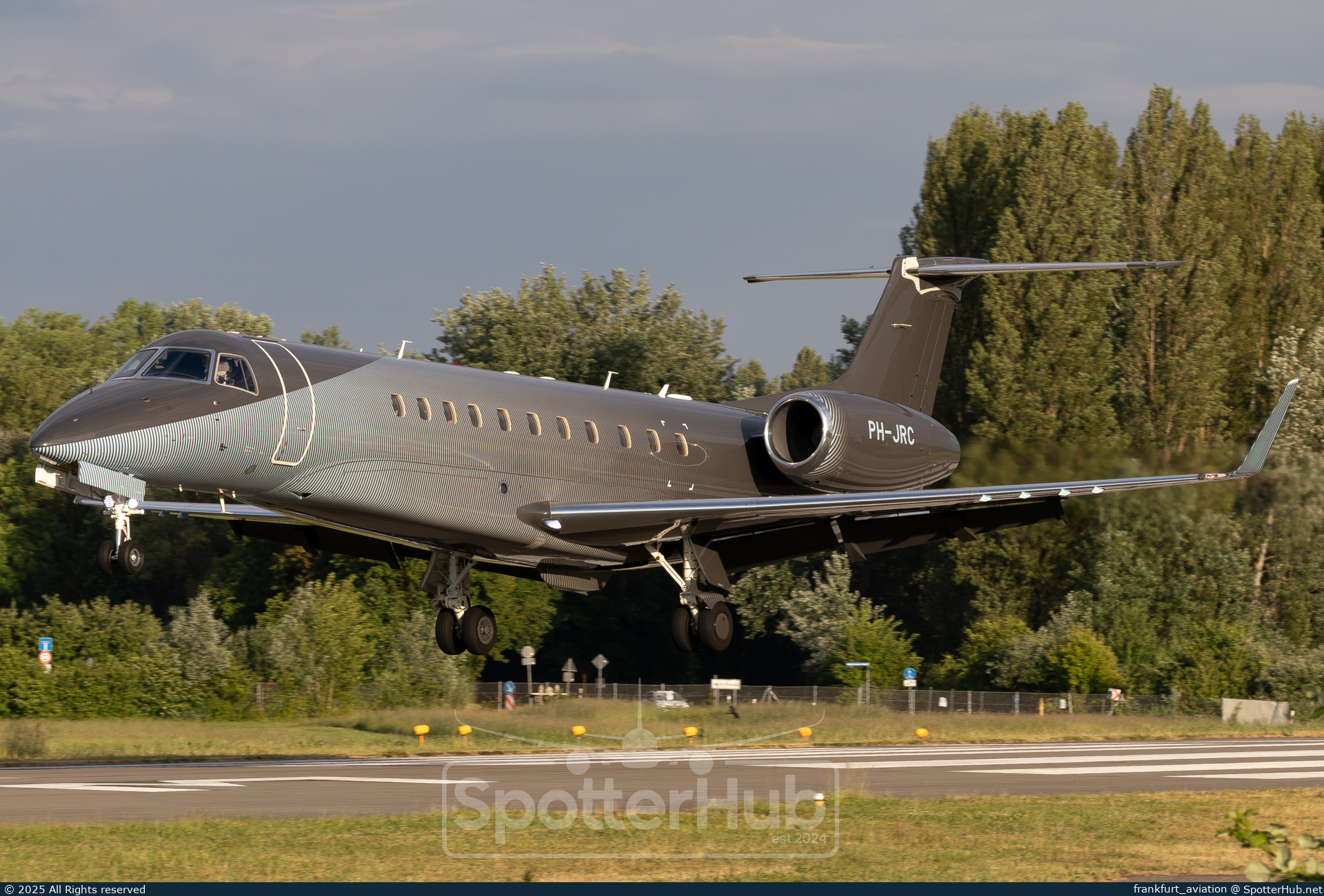 Photo of PH-JRC - Embraer Legacy 600 operated by JetNetherlands