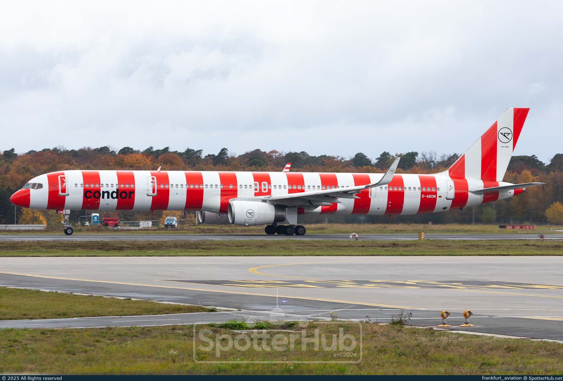 Photo of D-ABOM - Boeing 757-330 operated by Condor