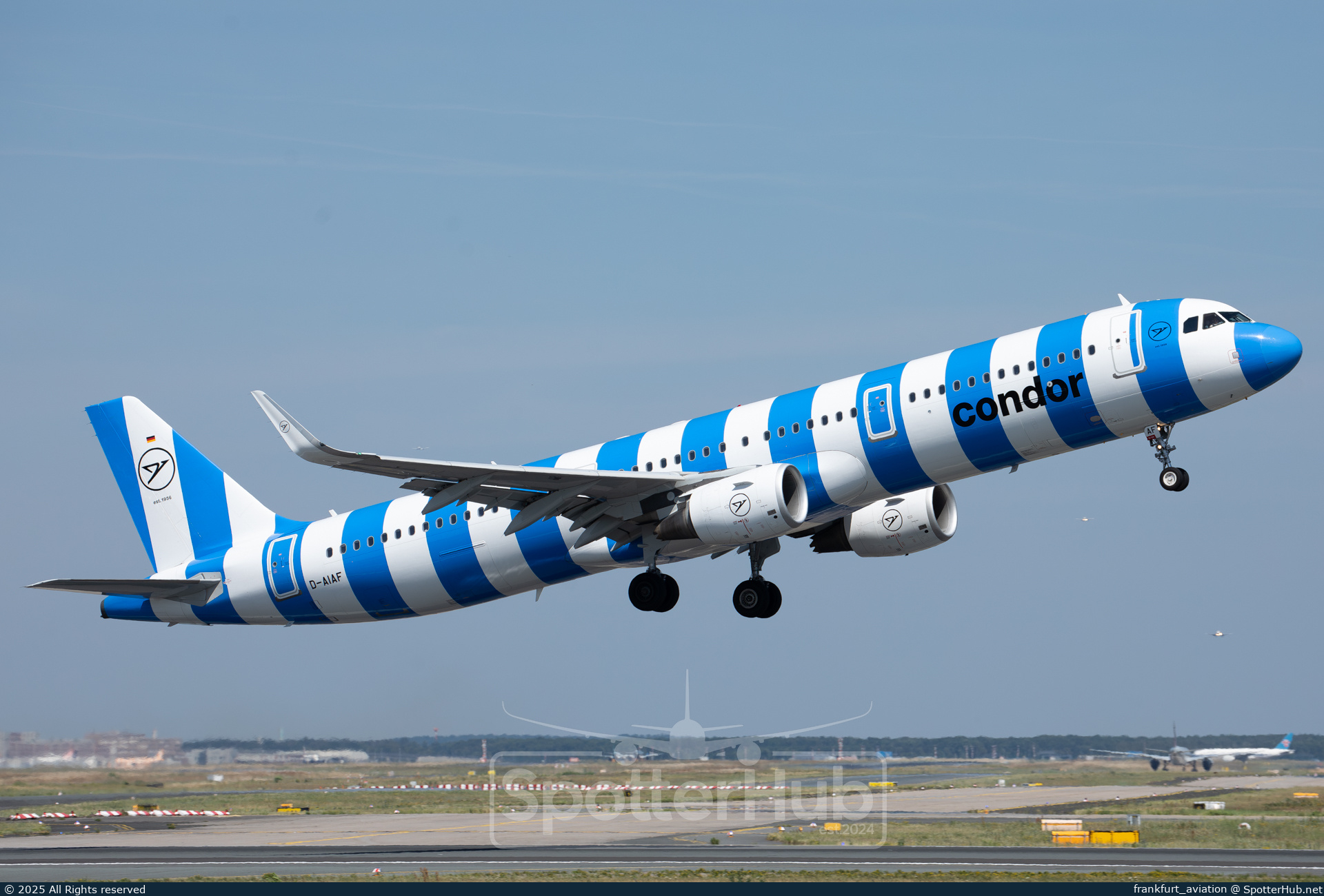 Photo of D-AIAF - Airbus A321-211 operated by Condor