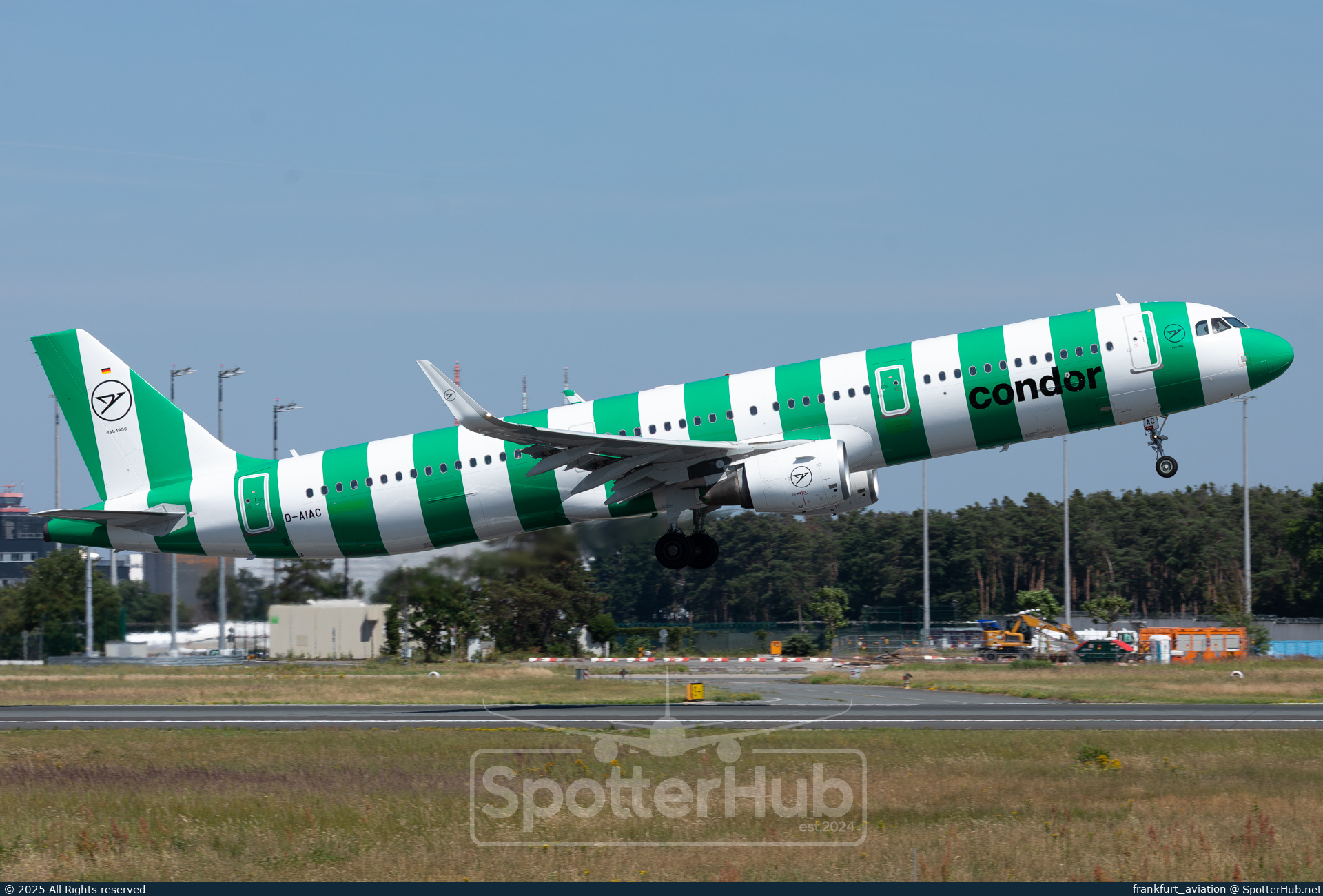 Photo of D-AIAC - Airbus A321-211 operated by Condor