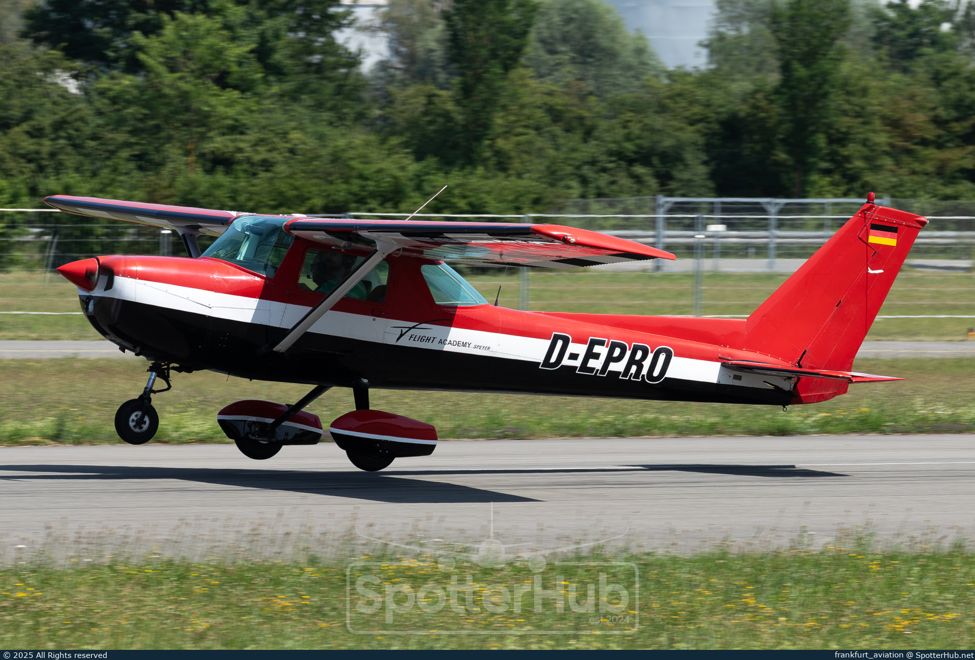 Photo of D-EPRO - Cessna 150M Commuter operated by Flight Academy Speyer
