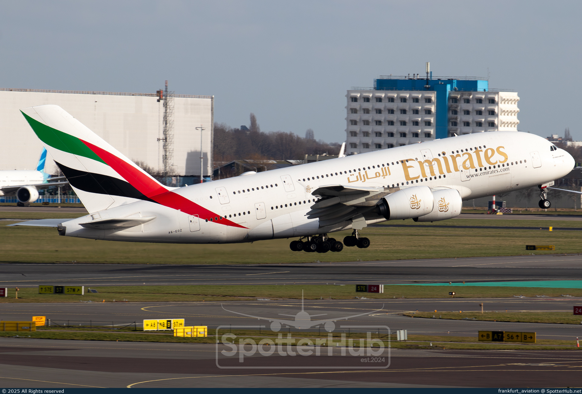 Photo of A6-EOZ - Airbus A380-861 operated by Emirates