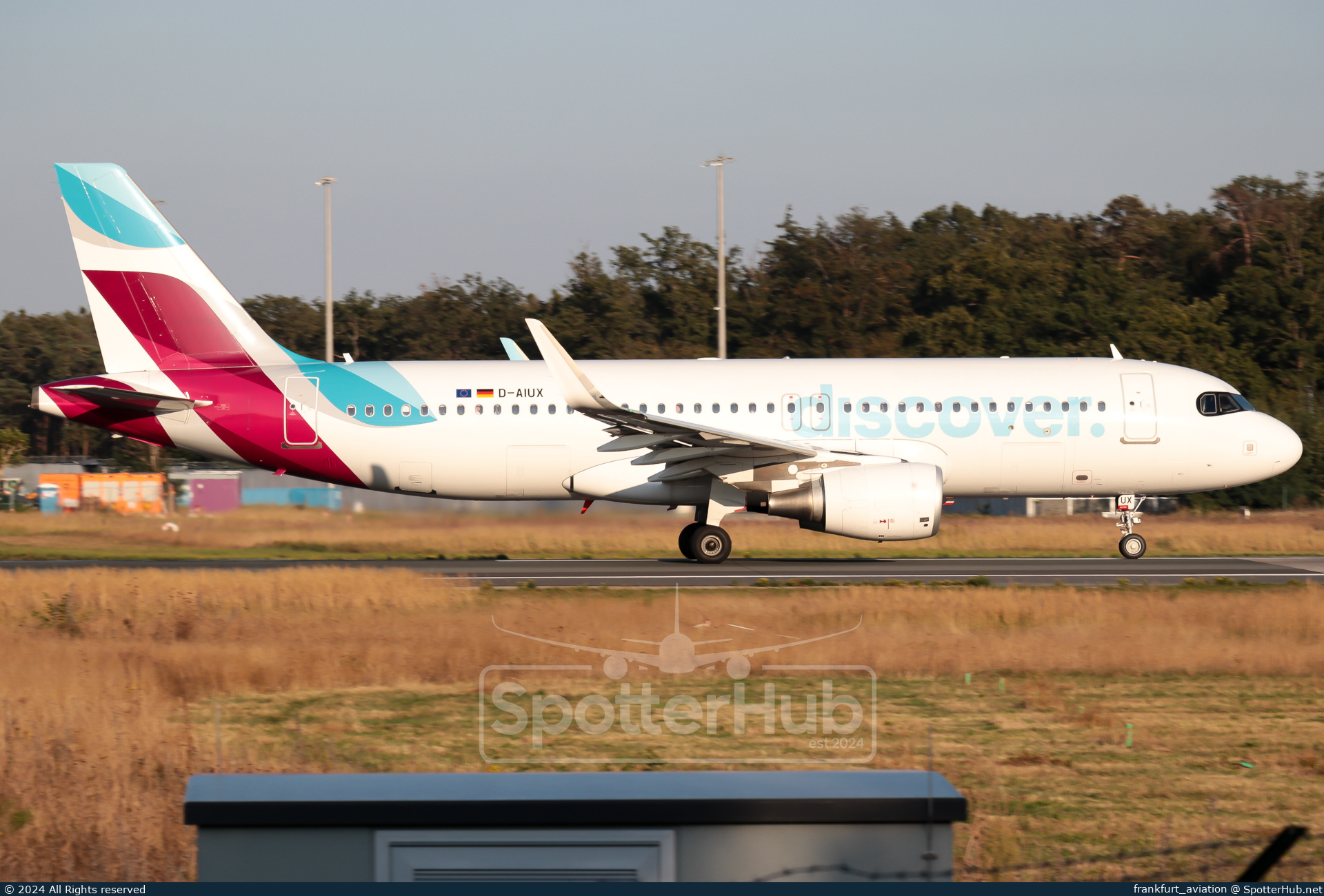 Photo of D-AIUX - Airbus A320-214 operated by Discover Airlines