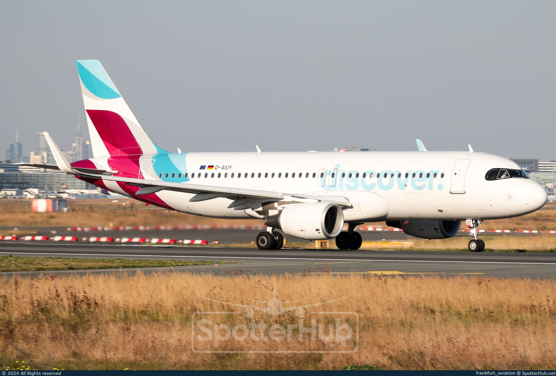 Photo of D-AIUY - Airbus A320-214 operated by Discover Airlines