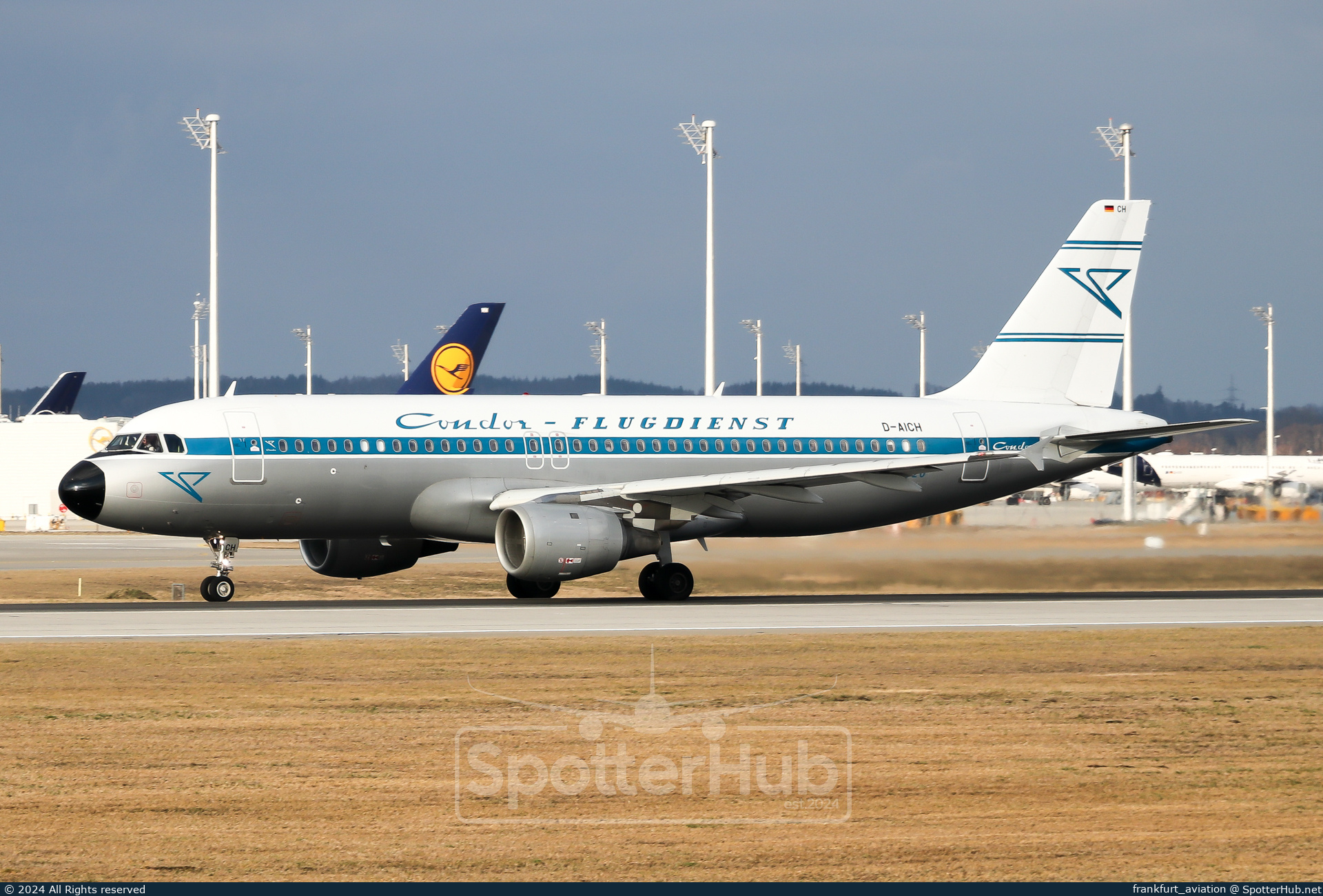 Photo of D-AICH - Airbus A320-212 operated by Condor