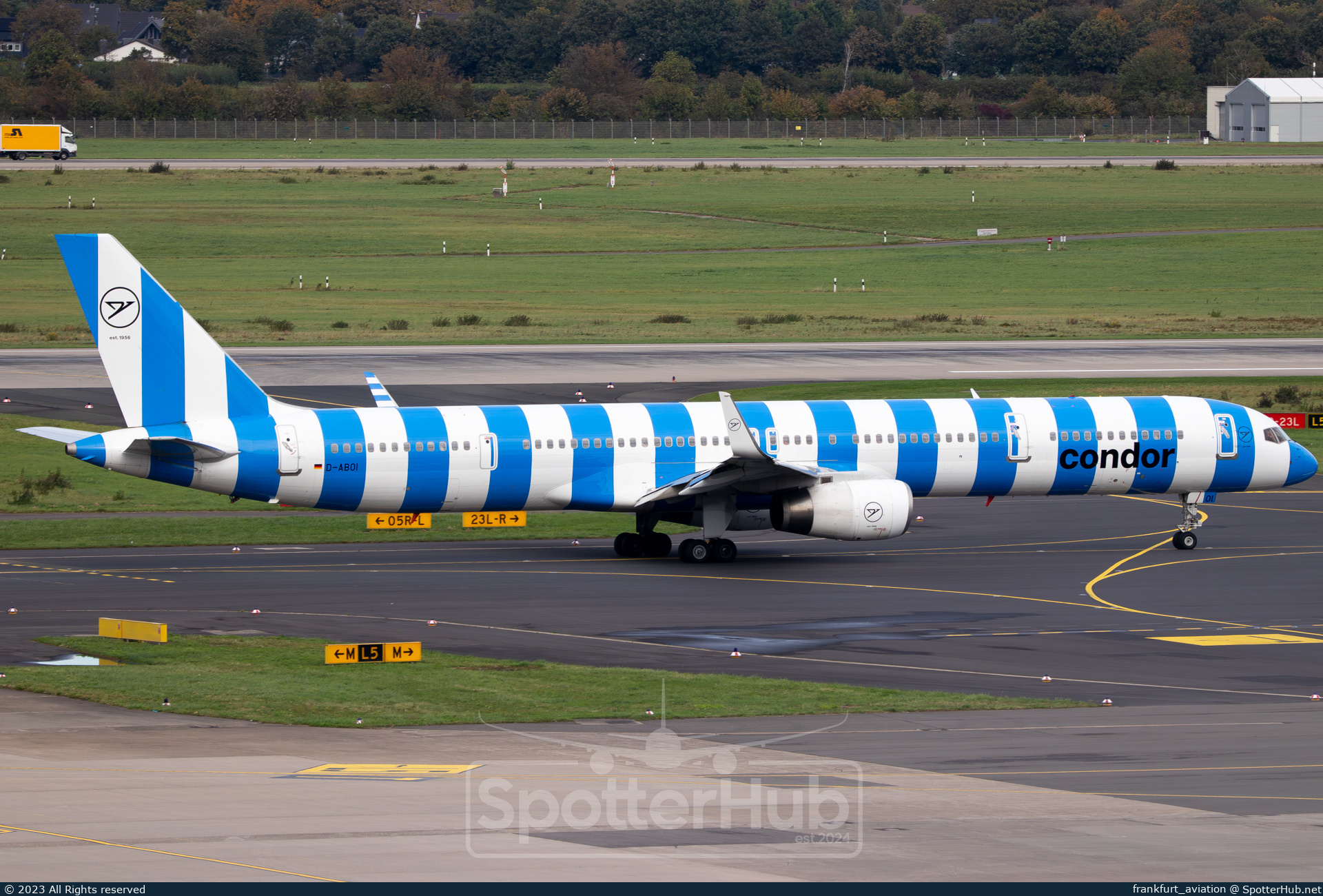 Photo of D-ABOI - Boeing 757-330 operated by Condor
