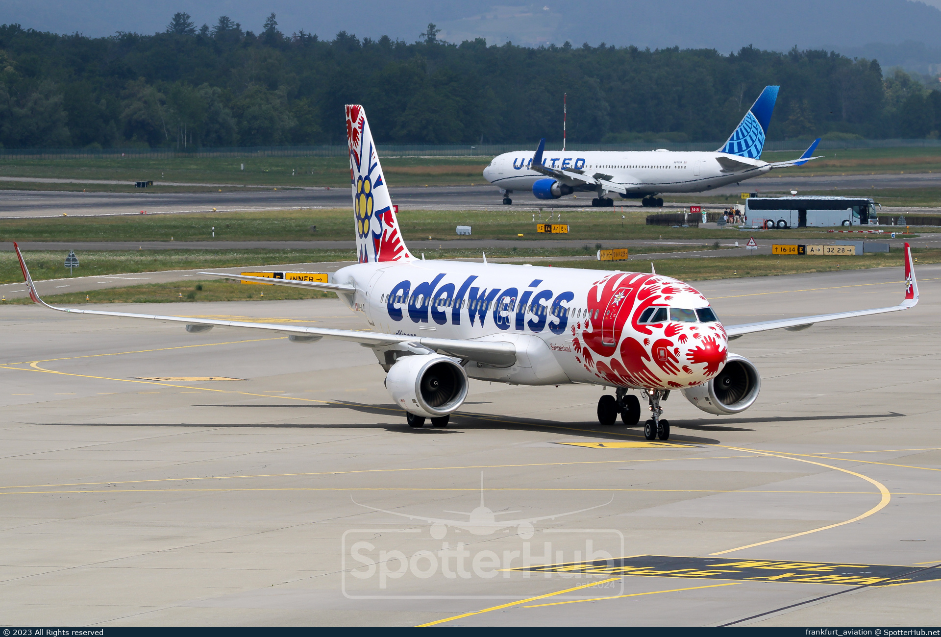 Photo of HB-JLT - Airbus A320-214 operated by Edelweiss Air